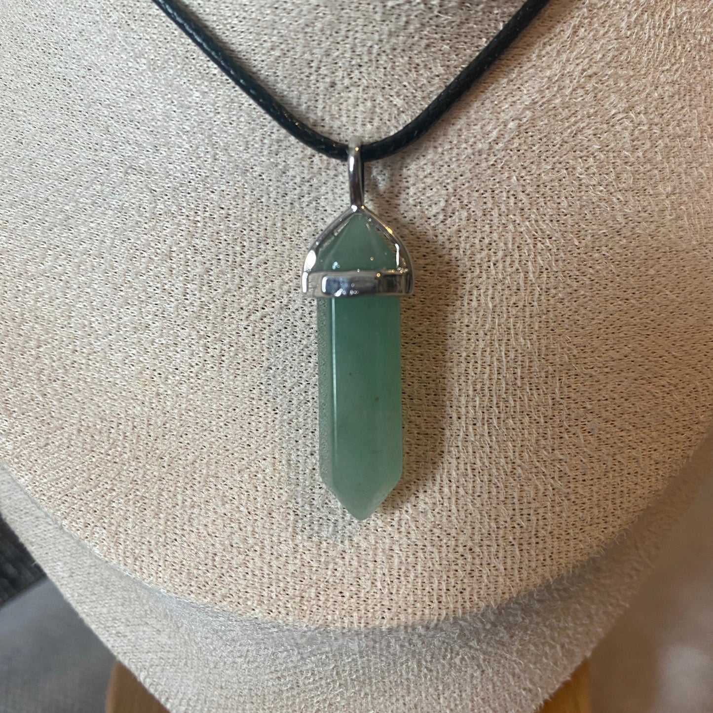 Pendentif en forme de pointe en pierre naturelle Aventurine verte