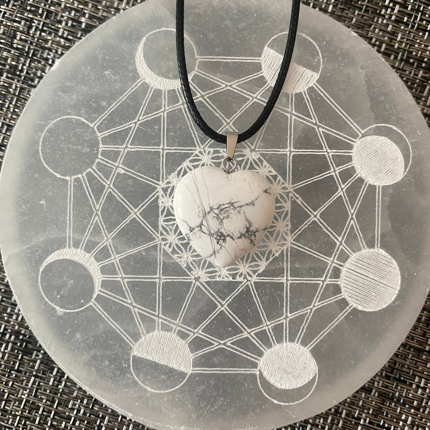 Pendentif en pierre naturelle howlite en forme de cœur