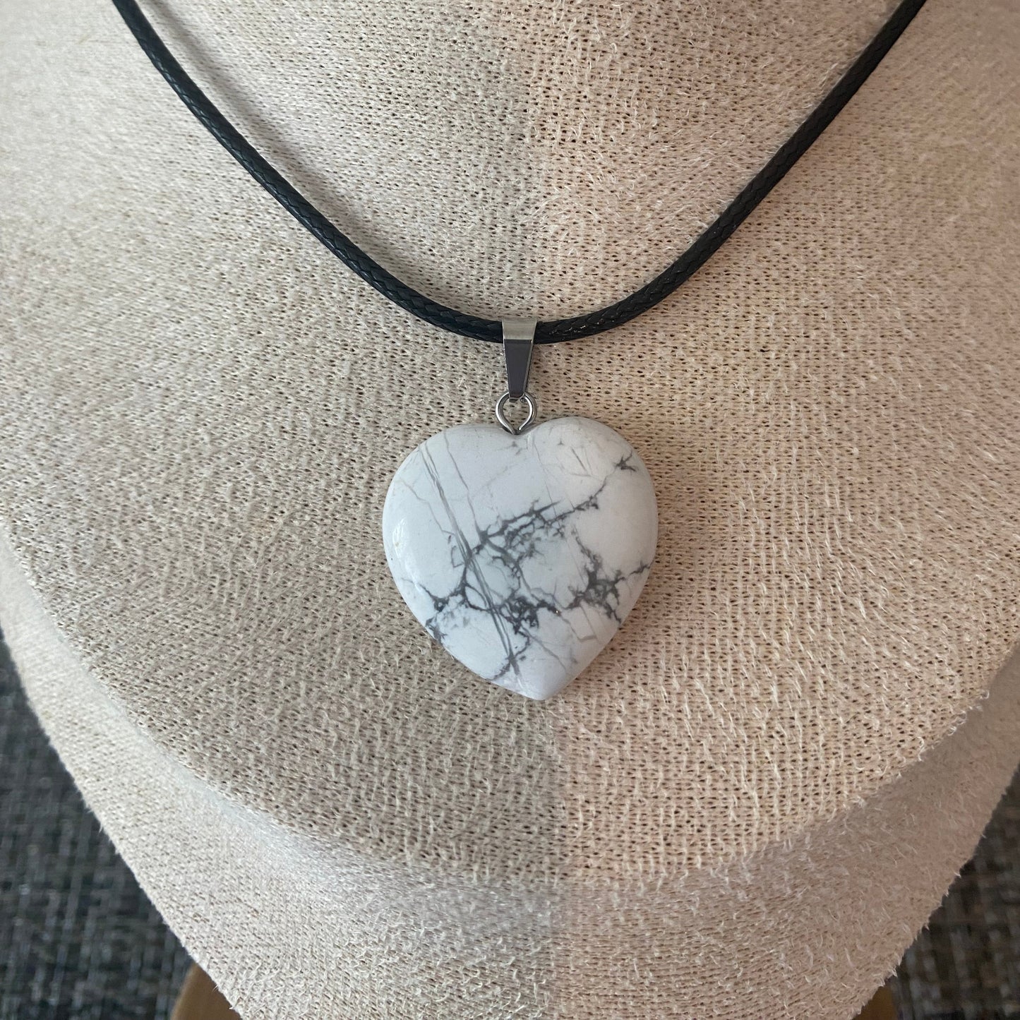 Pendentif en forme de cœur en pierre naturelle howlite