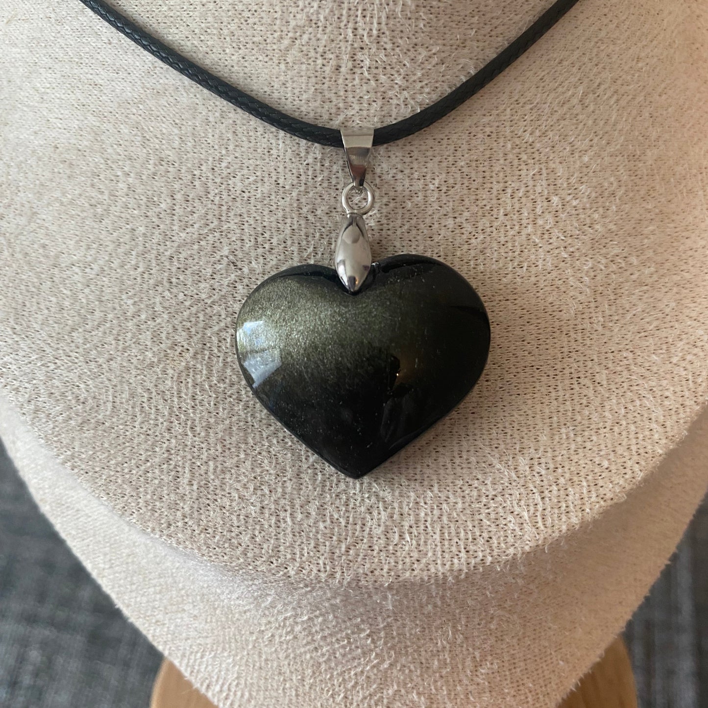 Pendentif en forme de cœur en pierre naturelle obsidienne dorée