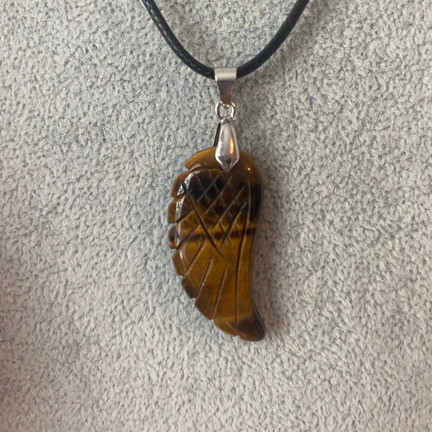 Pendentif en forme d’aile en pierre naturelle oeil de tigre