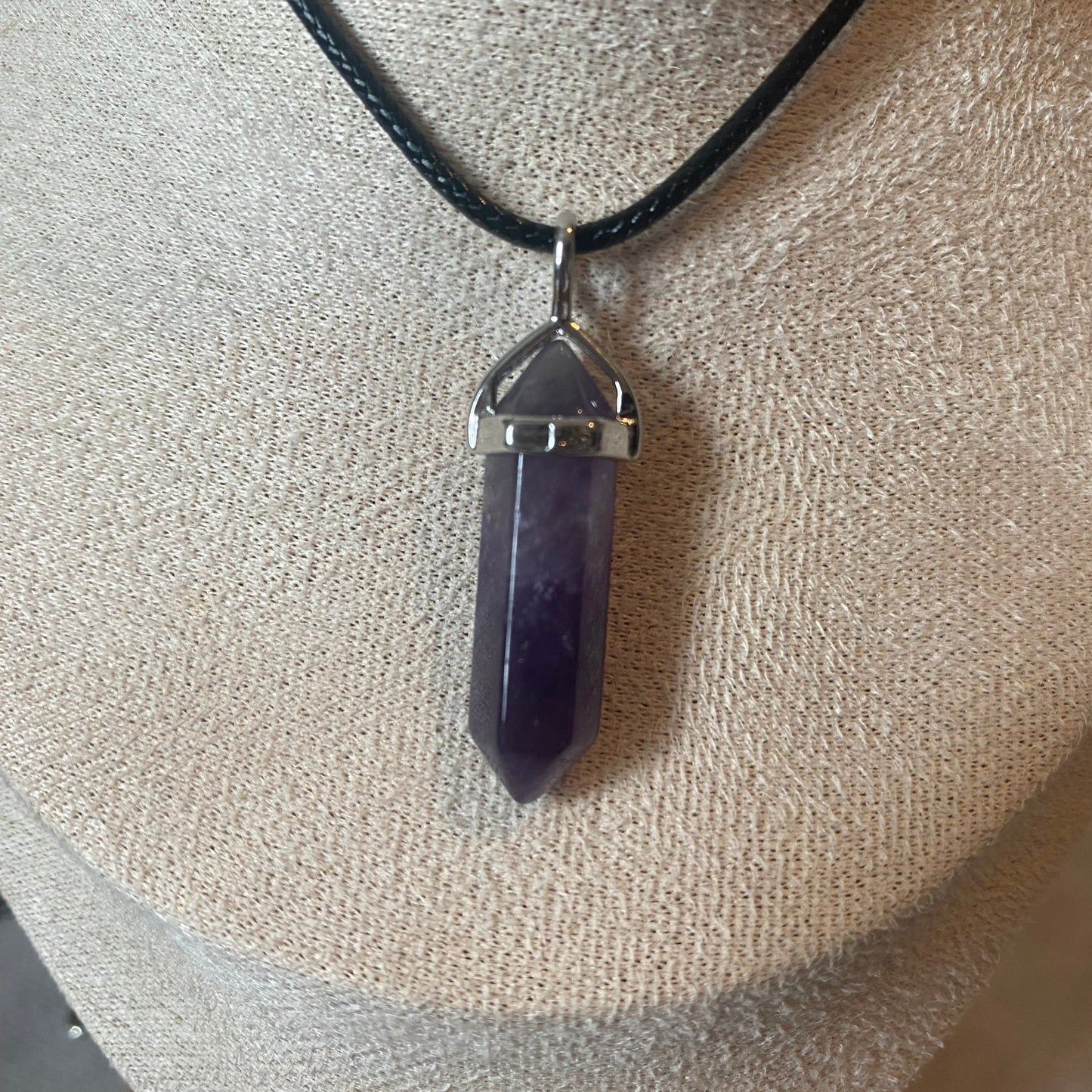 Pendentif en forme de pointe en pierre naturelle Améthyste