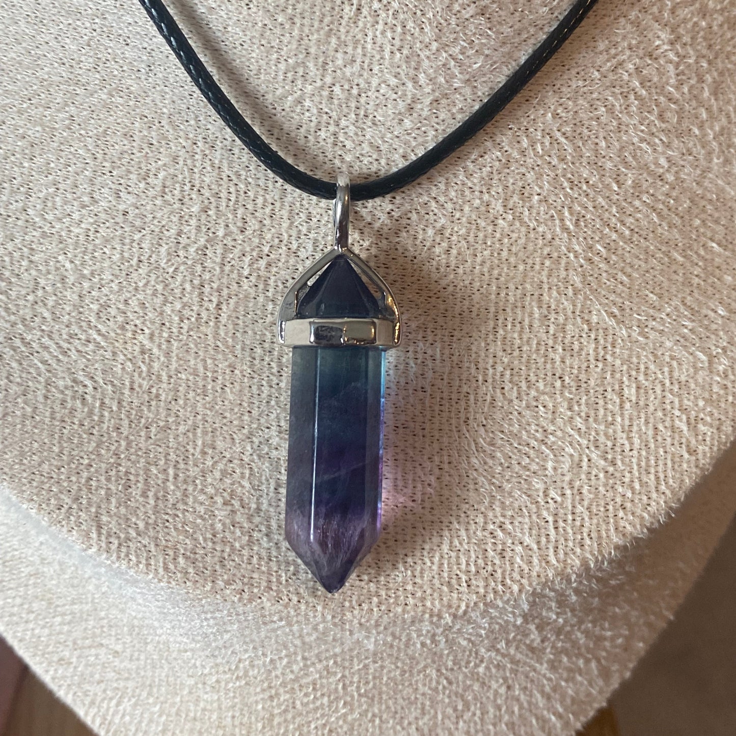 Pendentif en forme de pointe en pierre naturelle fluorite arc en ciel