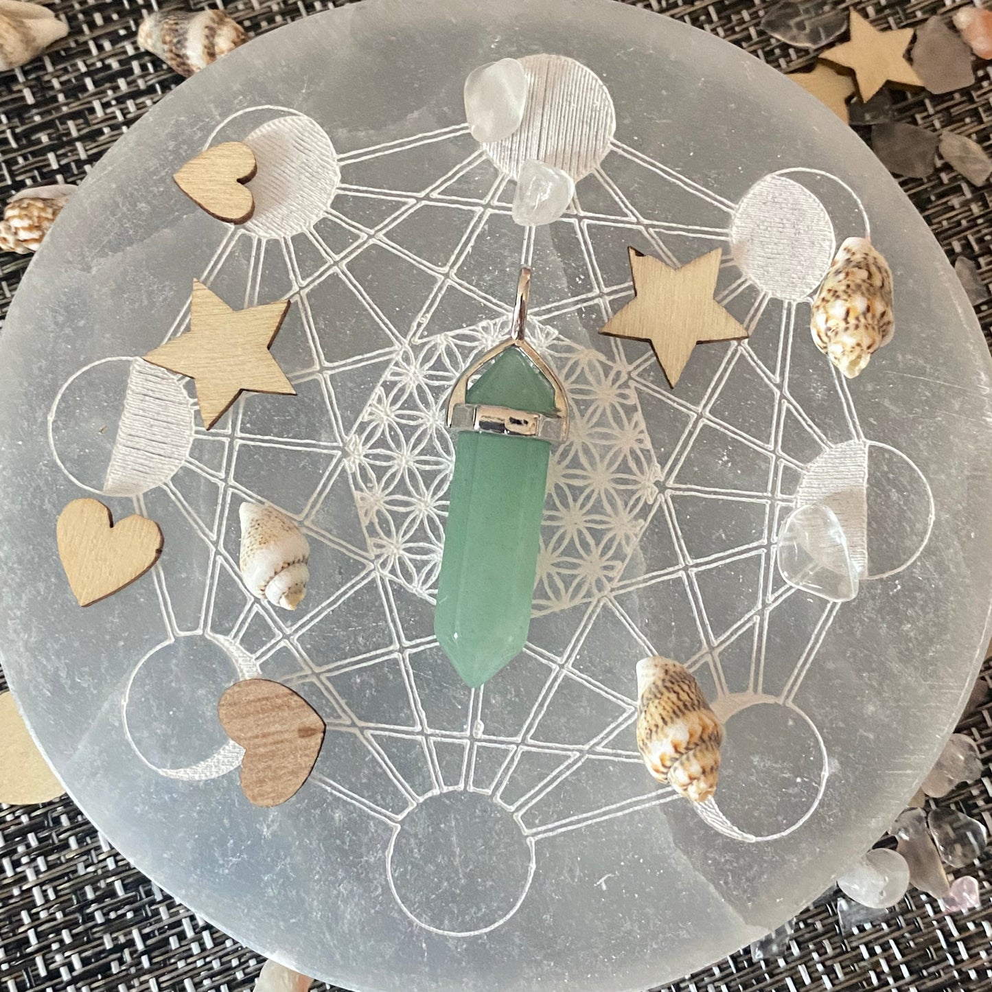 Pendentif en forme de pointe en pierre naturelle Aventurine verte