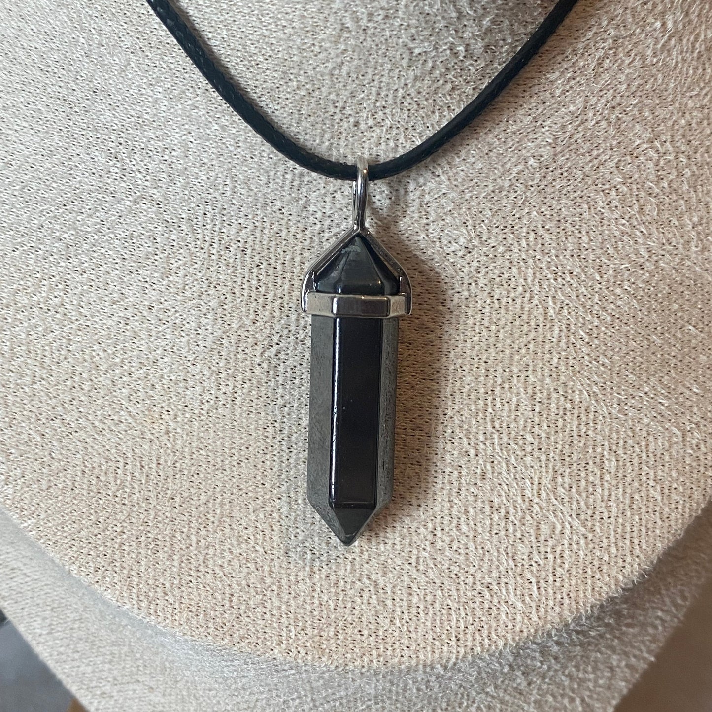 Pendentif en forme de pointe en pierre naturelle hématite