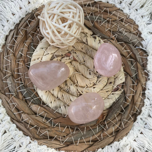 Pierre roulée de quartz rose