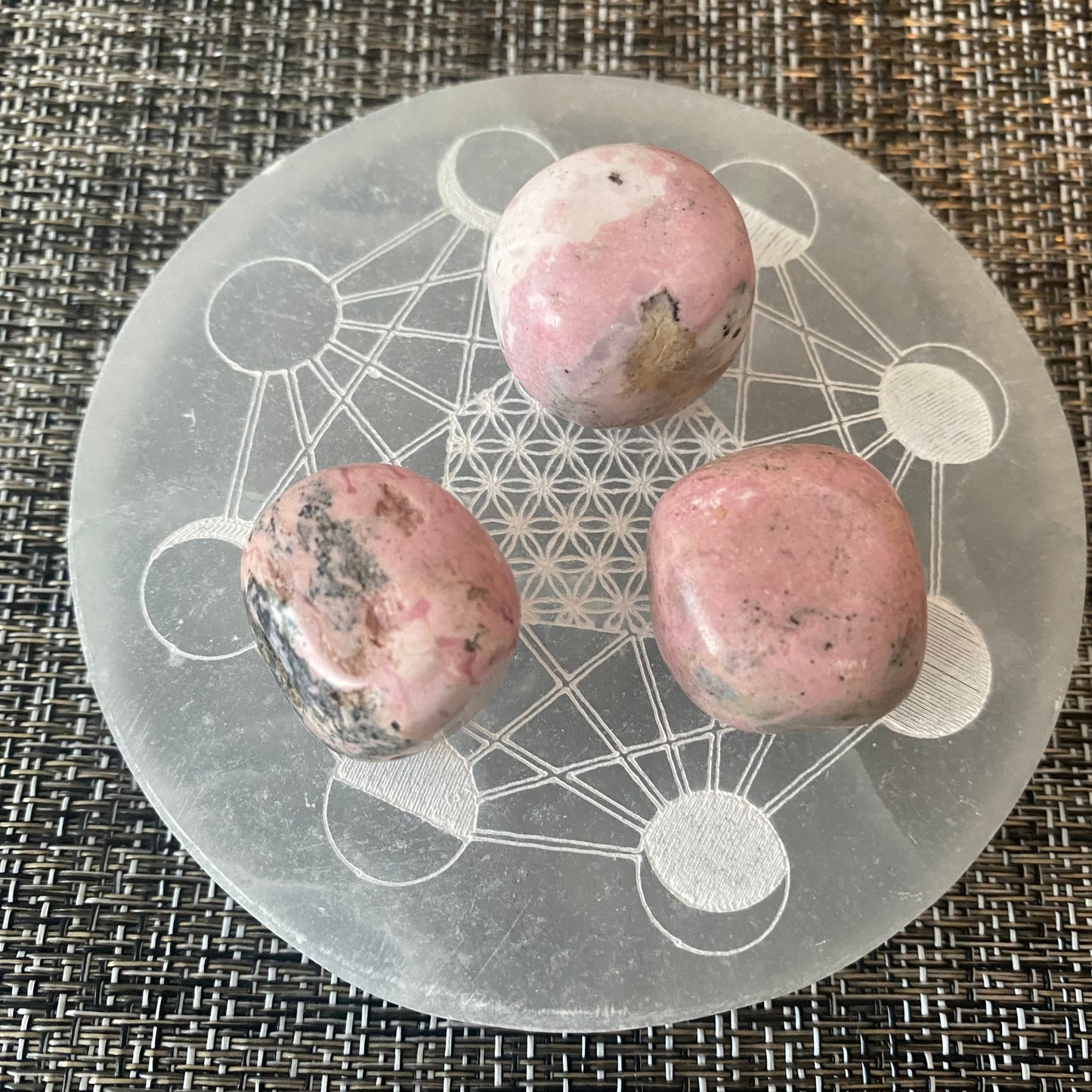 Pierre naturelle roulée de rhodonite