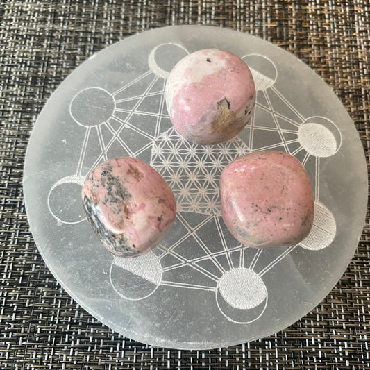 Pierre naturelle roulée de rhodonite