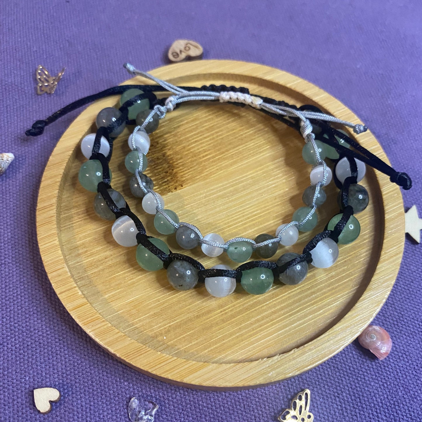 Ce duo de bracelets est bien plus qu’un simple accessoire : c’est un symbole de complicité et de protection mutuelle. Parfait pour partager un lien significatif et énergétique au quotidien, il est idéal pour renforcer la connexion unique entre un père et son enfant.