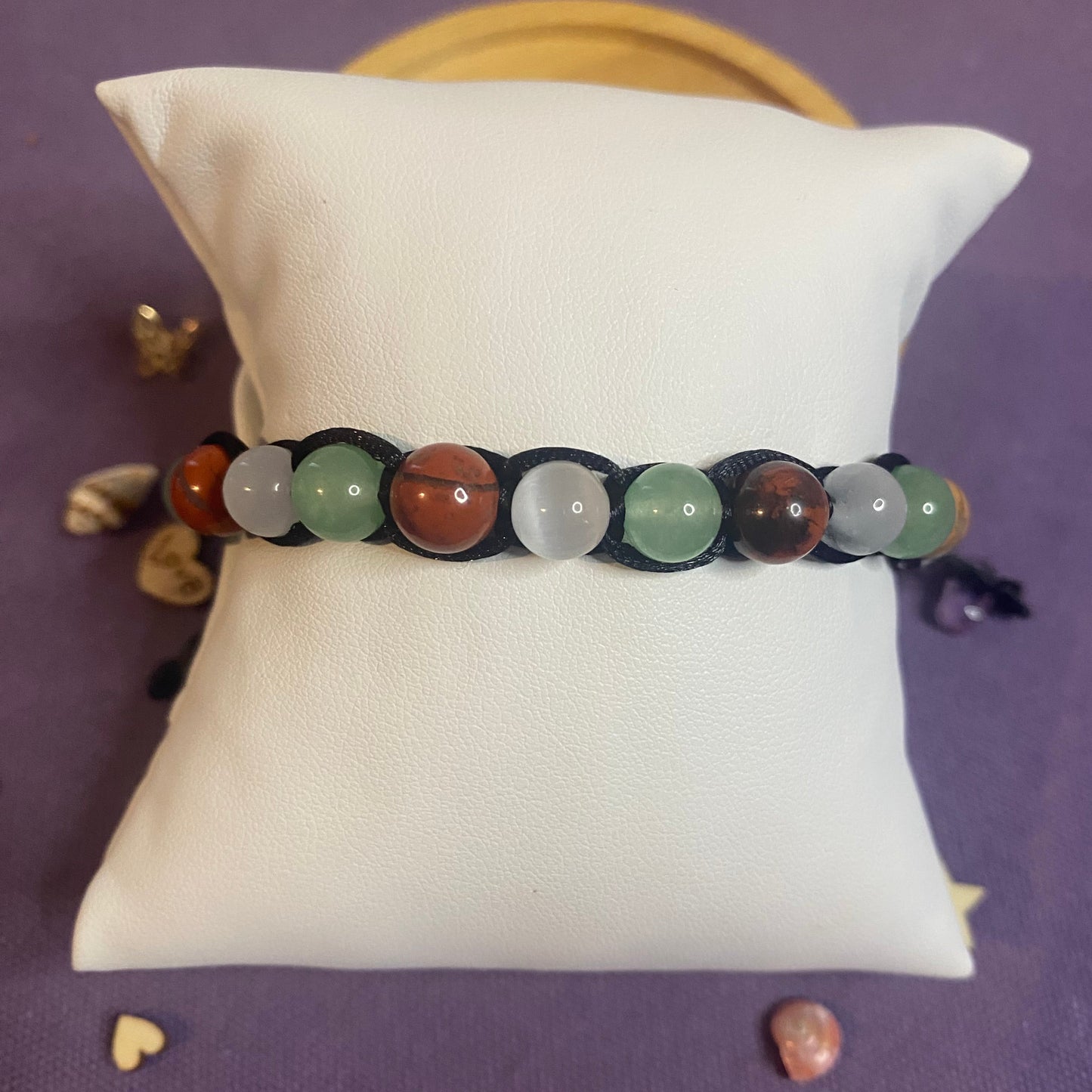 Bracelet énergétique Shamballa Vitalité en pierres naturelle, noué à la main avec un fil ajustable. Bijou artisanal conçu pour favoriser l’équilibre, la protection et le bien-être.