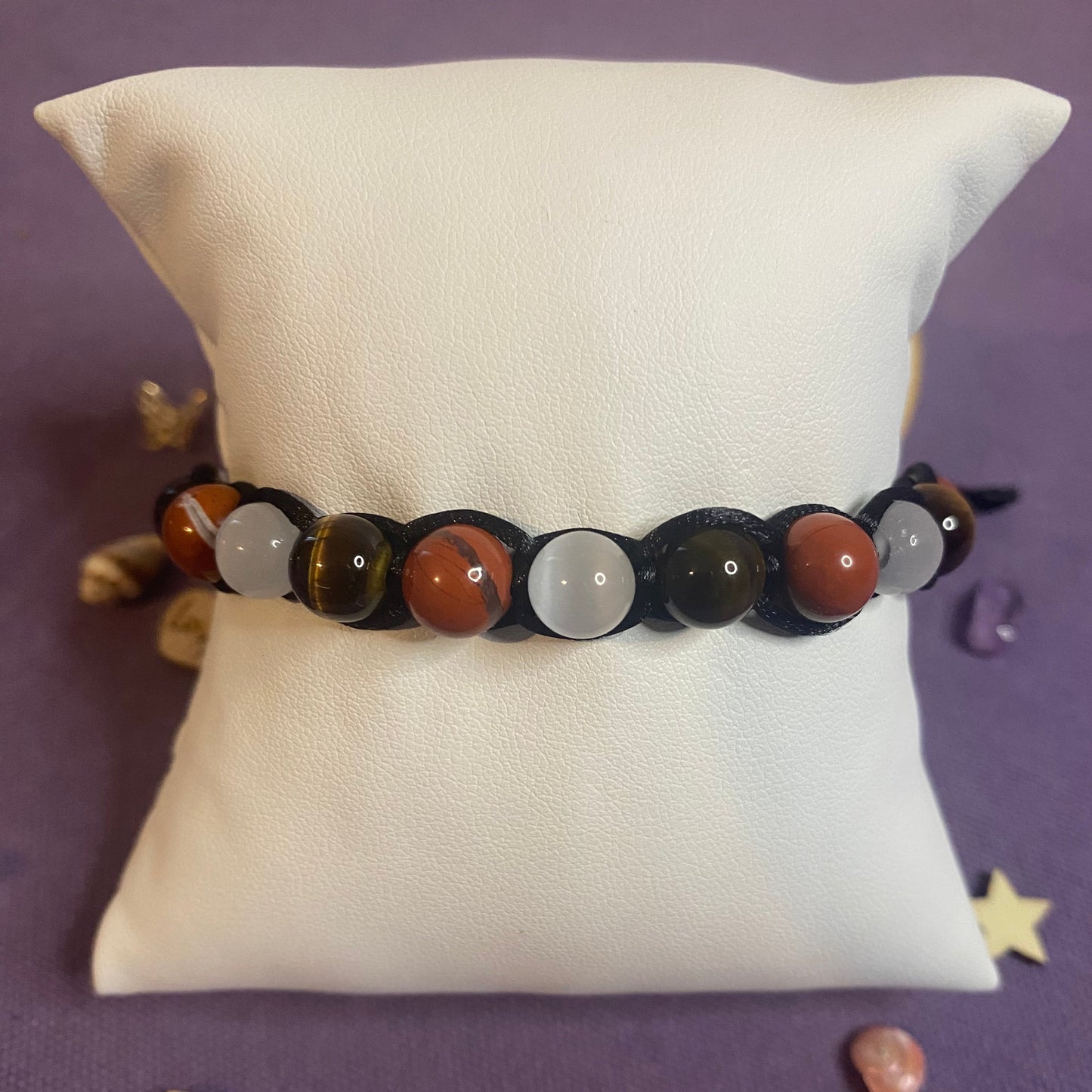 Bracelet énergétique Shamballa Confiance et Sérénité en pierres naturelles, noué à la main avec un fil ajustable. Bijou artisanal conçu pour favoriser l’équilibre, la protection et le bien-être.