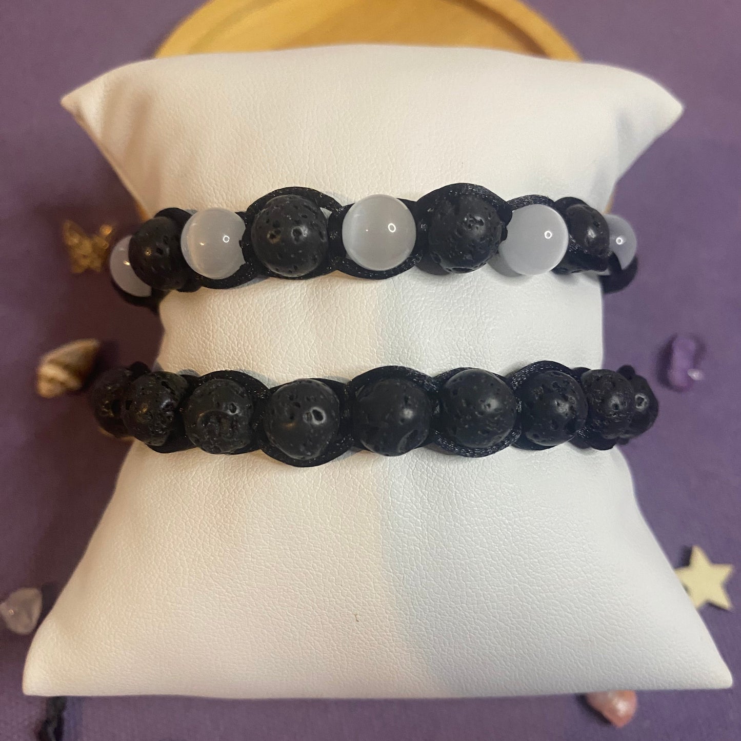 Duo couple bracelet énergétique Shamballa en pierres naturelles, noué à la main avec un fil ajustable. Bijou artisanal conçu pour favoriser l’équilibre, la protection et le bien-être.