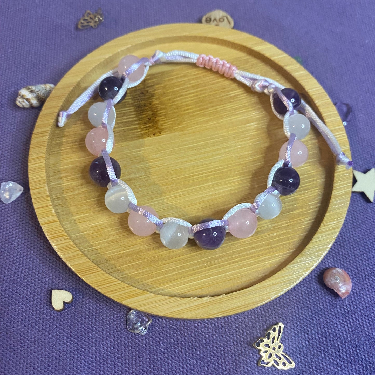 Bracelet énergétique Shamballa Douce Sérénité en pierres naturelles, noué à la main avec un fil ajustable. Bijou artisanal conçu pour favoriser l’équilibre, la protection et le bien-être.