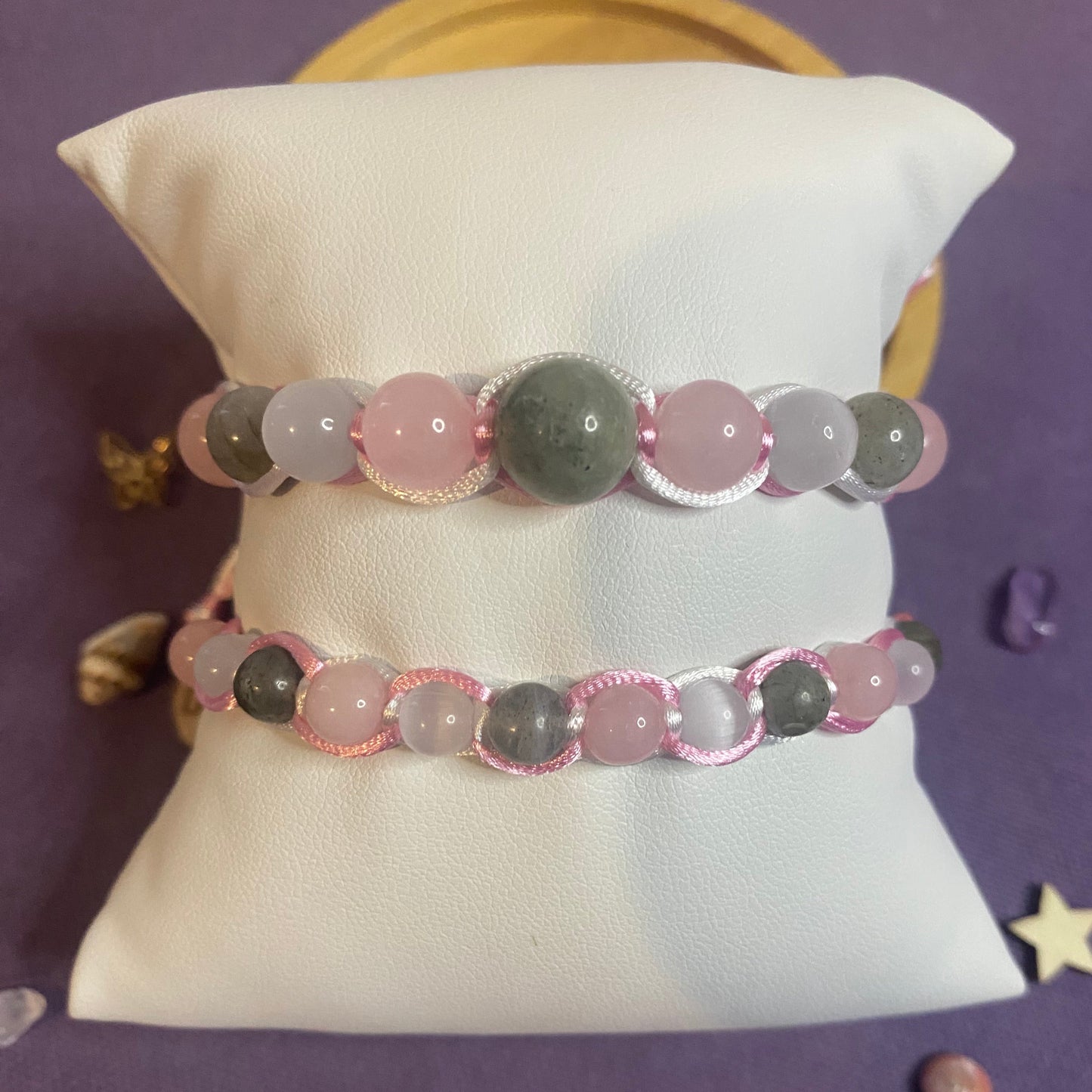 Ce duo de bracelets est plus qu’un simple bijou : il est un symbole d’amour et de complicité entre une mère et sa fille. Un cadeau parfait pour célébrer ce lien précieux, idéal pour toutes les occasions ou simplement pour partager un moment unique.