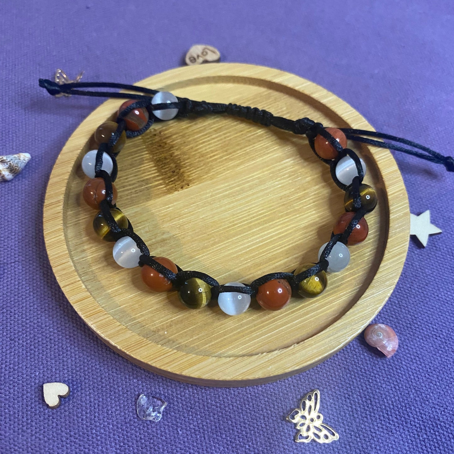 Bracelet énergétique Shamballa Force Tranquille en pierres naturelles, noué à la main avec un fil ajustable. Bijou artisanal conçu pour favoriser l’équilibre, la protection et le bien-être.