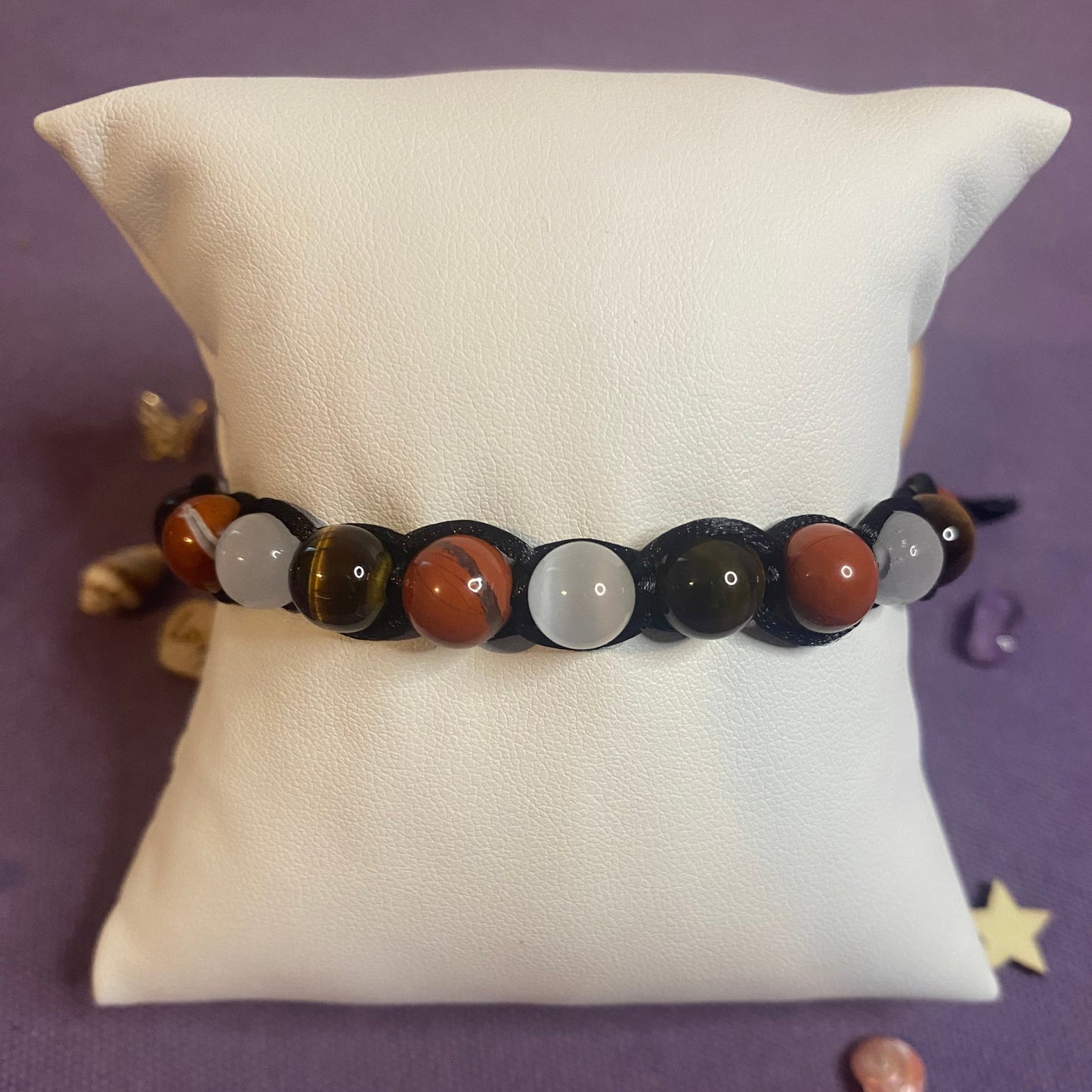 Bracelet énergétique Shamballa Force Tranquille en pierres naturelles, noué à la main avec un fil ajustable. Bijou artisanal conçu pour favoriser l’équilibre, la protection et le bien-être.