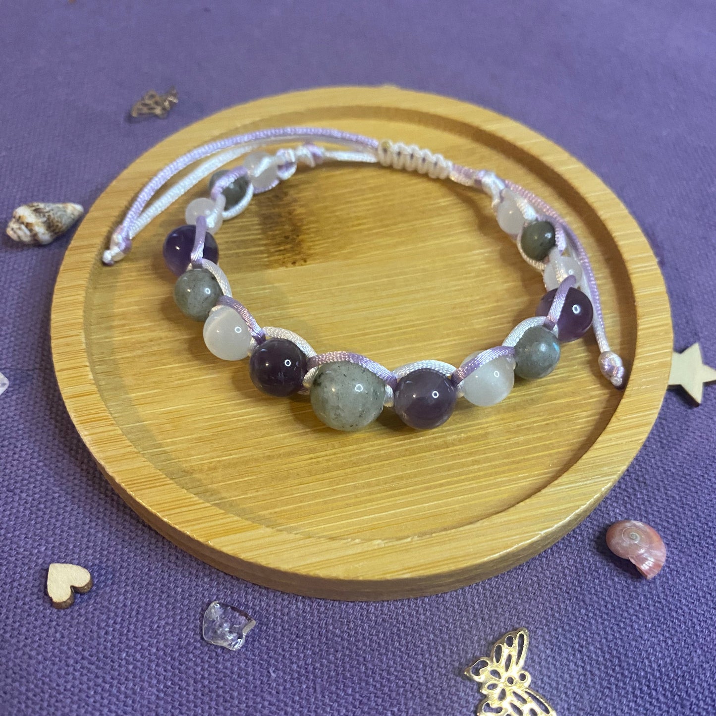 Bracelet énergétique Shamballa Lumière Intuitive en pierres naturelles, noué à la main avec un fil ajustable. Bijou artisanal conçu pour favoriser l’équilibre, la protection et le bien-être.