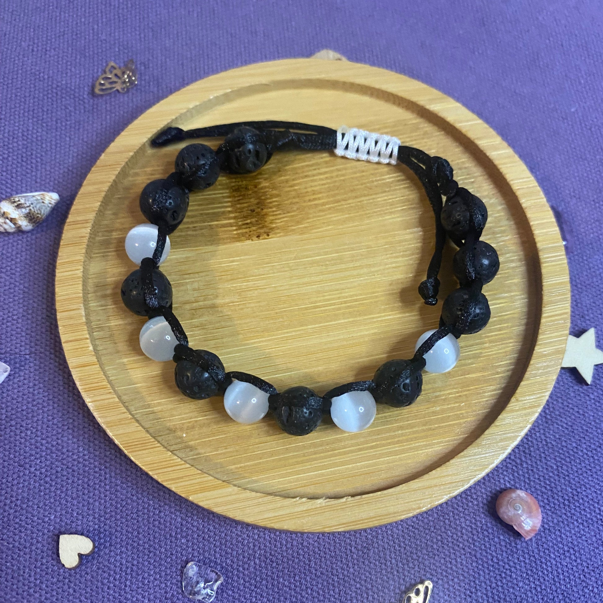 Bracelet énergétique Shamballa Equilibre Terre et Lumière en pierres naturelles, noué à la main avec un fil ajustable. Bijou artisanal conçu pour favoriser l’équilibre, la protection et le bien-être.