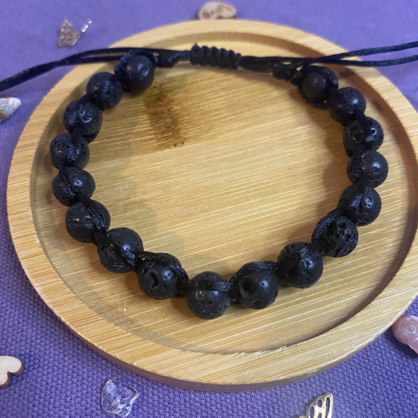 Bracelet énergétique Shamballa en pierres de lave, noué à la main avec un fil ajustable. Bijou artisanal conçu pour favoriser l’équilibre, la protection et le bien-être.