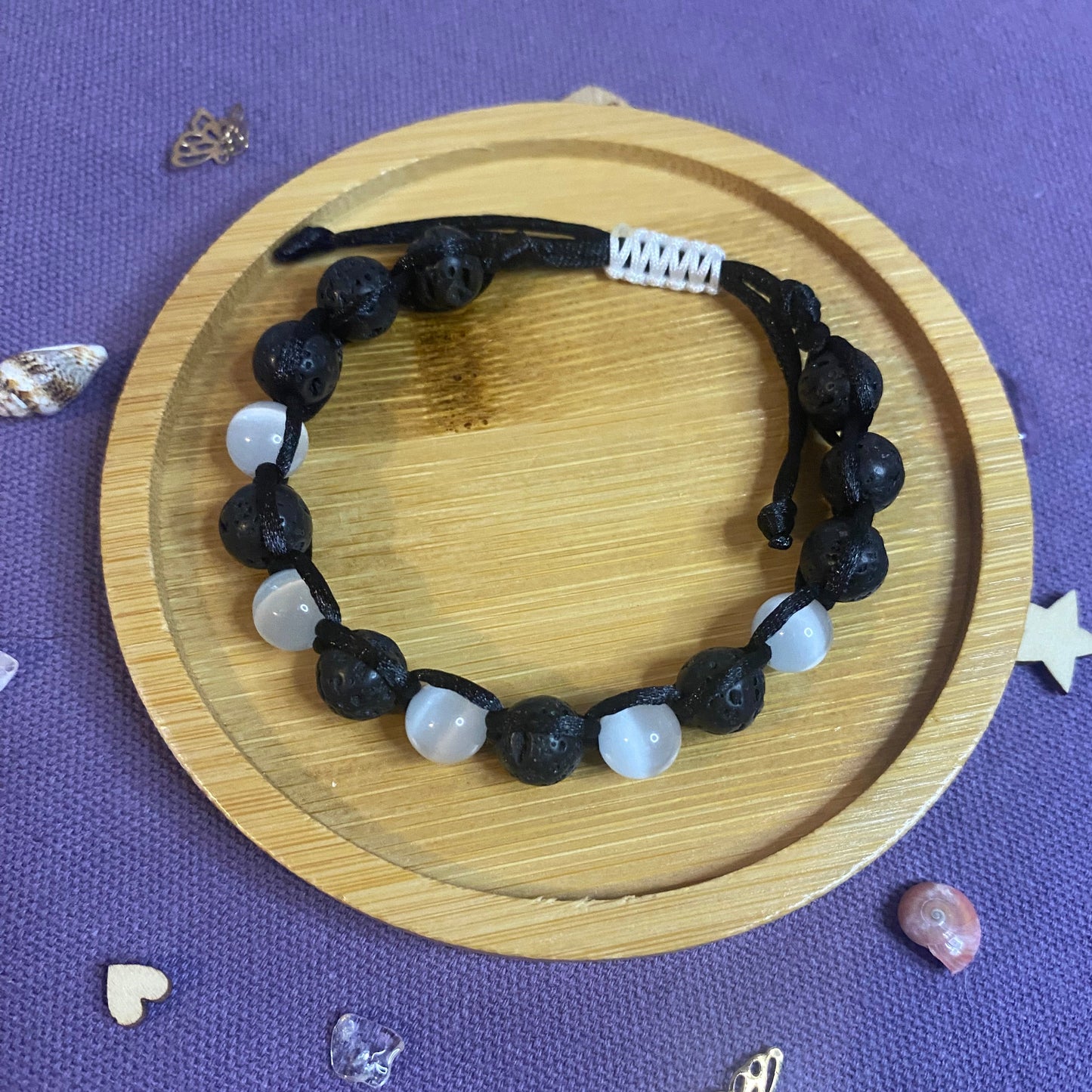 Bracelet énergétique Shamballa en pierres de lave et sélénite, noué à la main avec un fil ajustable. Bijou artisanal conçu pour favoriser l’équilibre, la protection et le bien-être.