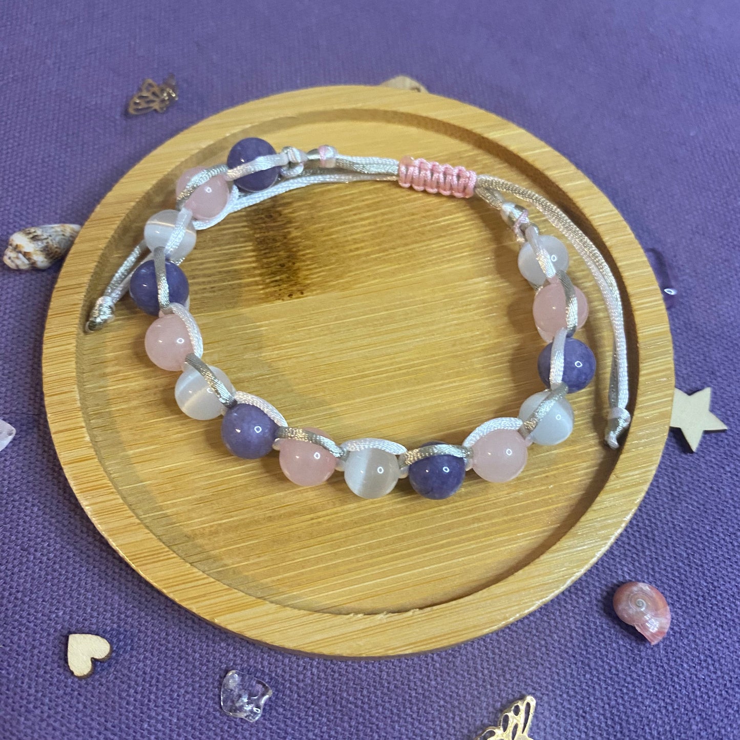 Bracelet énergétique Shamballa Lumière Céleste en pierres naturelles, noué à la main avec un fil ajustable. Bijou artisanal conçu pour favoriser l’équilibre, la protection et le bien-être.