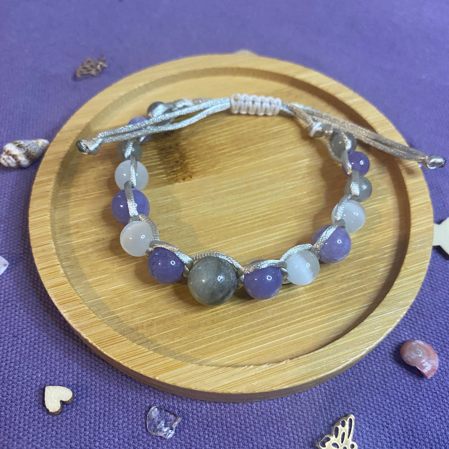Bracelet énergétique Shamballa Eveil de l'Ame en pierres naturelles, noué à la main avec un fil ajustable. Bijou artisanal conçu pour favoriser l’équilibre, la protection et le bien-être.