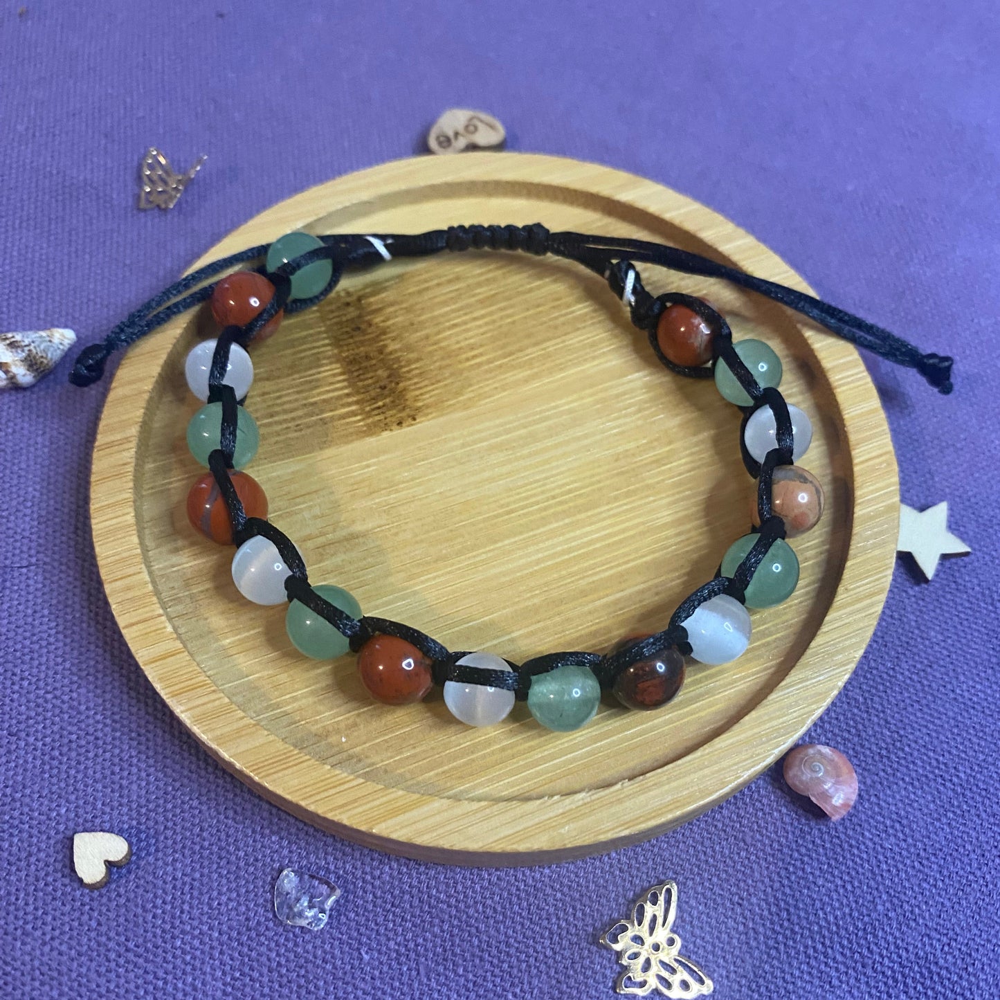 Bracelet énergétique Shamballa Vitalité en pierres naturelle, noué à la main avec un fil ajustable. Bijou artisanal conçu pour favoriser l’équilibre, la protection et le bien-être.
