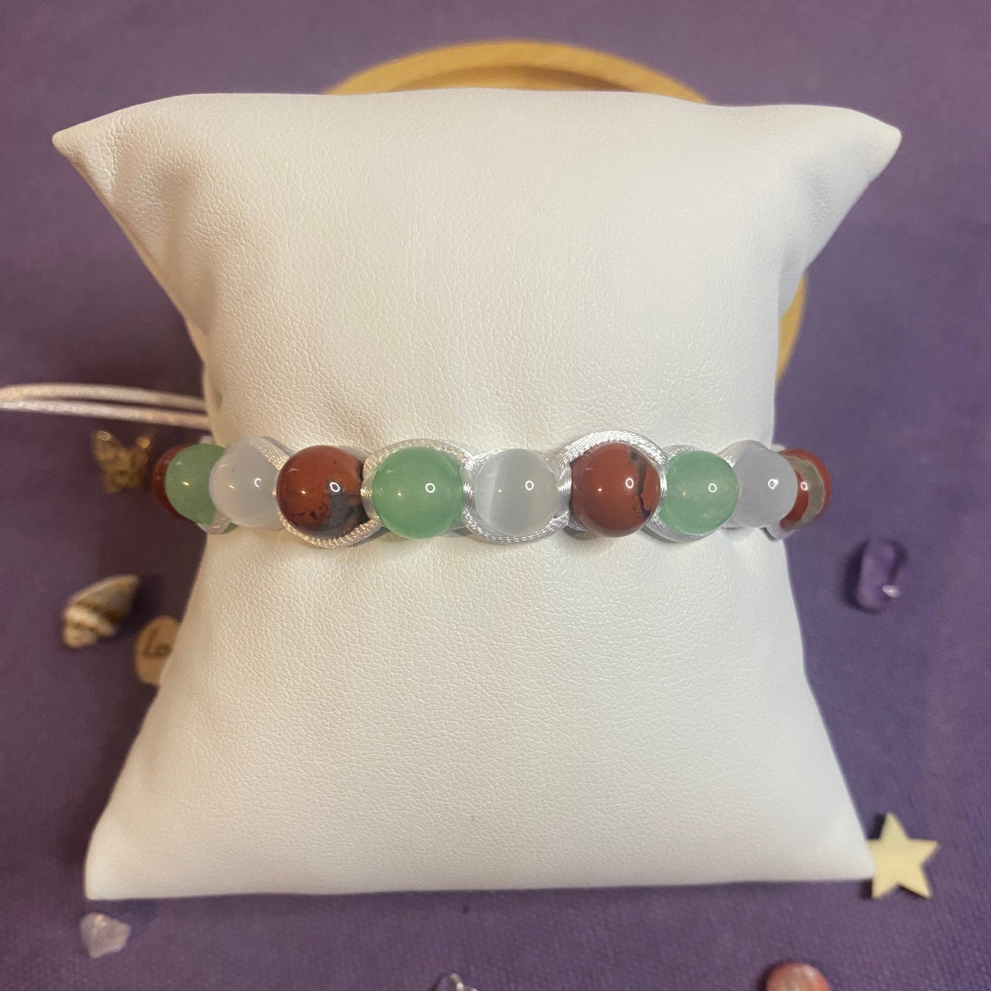 Bracelet énergétique Shamballa Vitalité en pierres naturelle, noué à la main avec un fil ajustable. Bijou artisanal conçu pour favoriser l’équilibre, la protection et le bien-être.