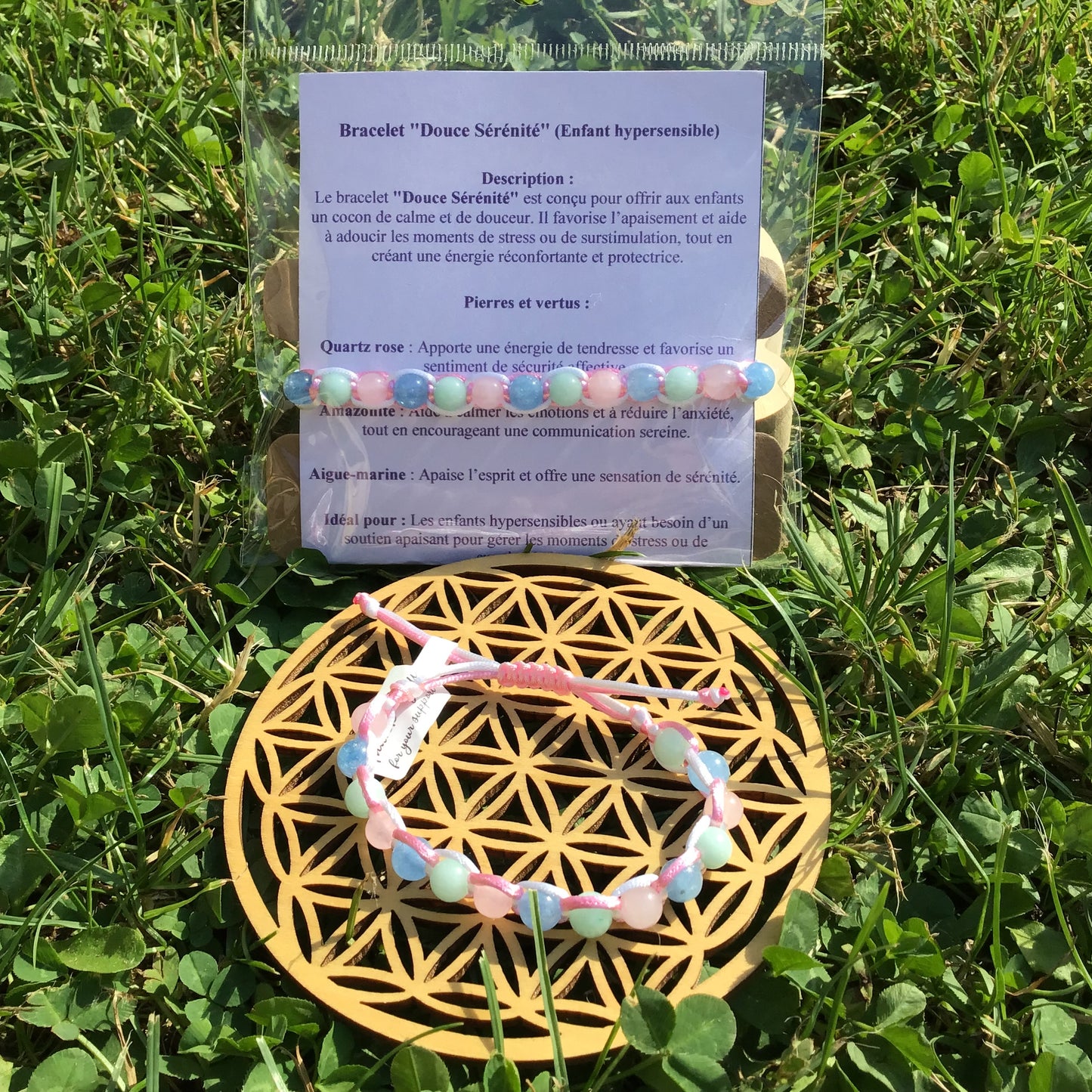 Le bracelet Douce Sérénité a été créé pour les enfants hypersensibles ou sujets au stress. Il favorise un climat intérieur doux, aide à réguler les émotions et soutient l’enfant dans les périodes de surstimulation ou d’agitation.
