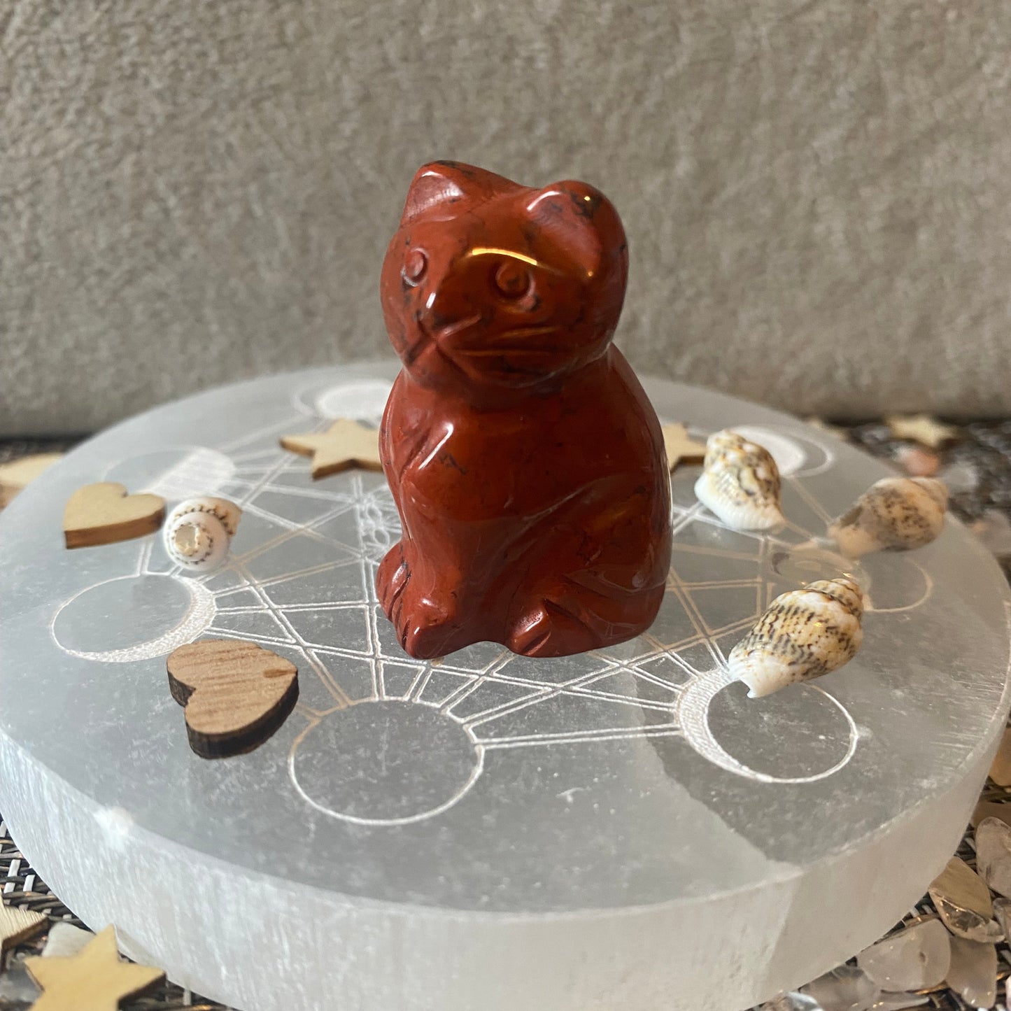 adorable petite statuette de chat en pierre naturelle de jaspe rouge