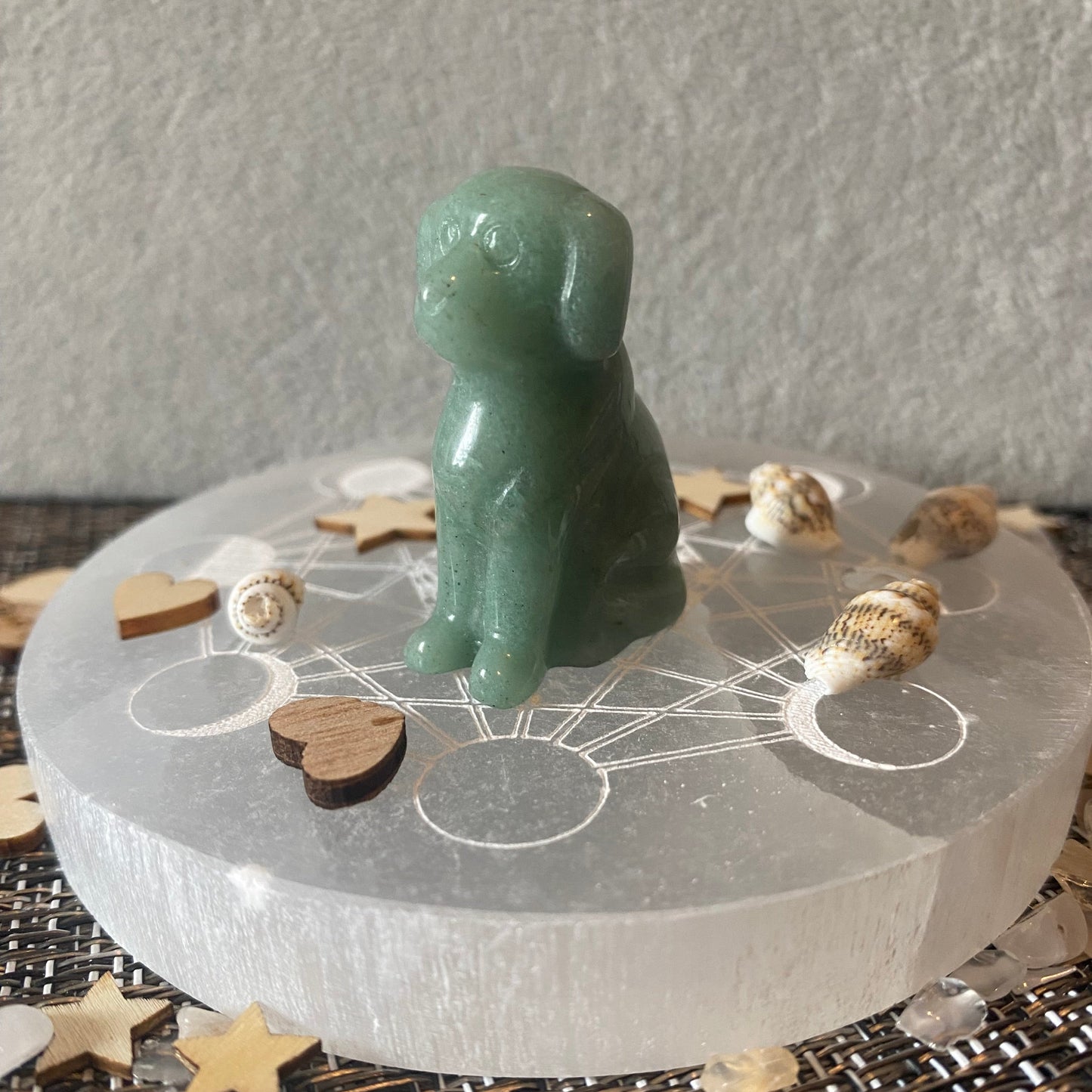 adorable petite statuette de chien en pierre naturelle aventurine verte