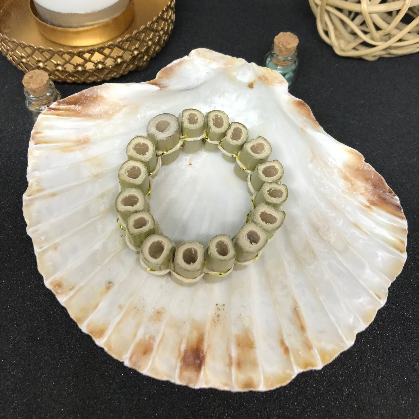 coquilleutilisez cette coquille saint jacques sur support en bambou pour y disposer vos pierres naturelles afin de les recharger