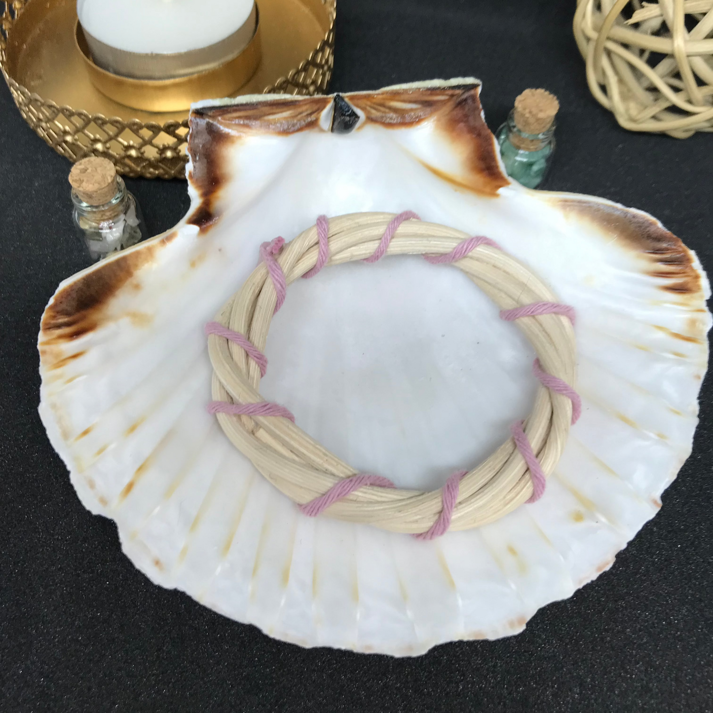 coquilleutilisez cette coquille saint jacques sur support en rotin pour y disposer vos pierres naturelles afin de les recharger