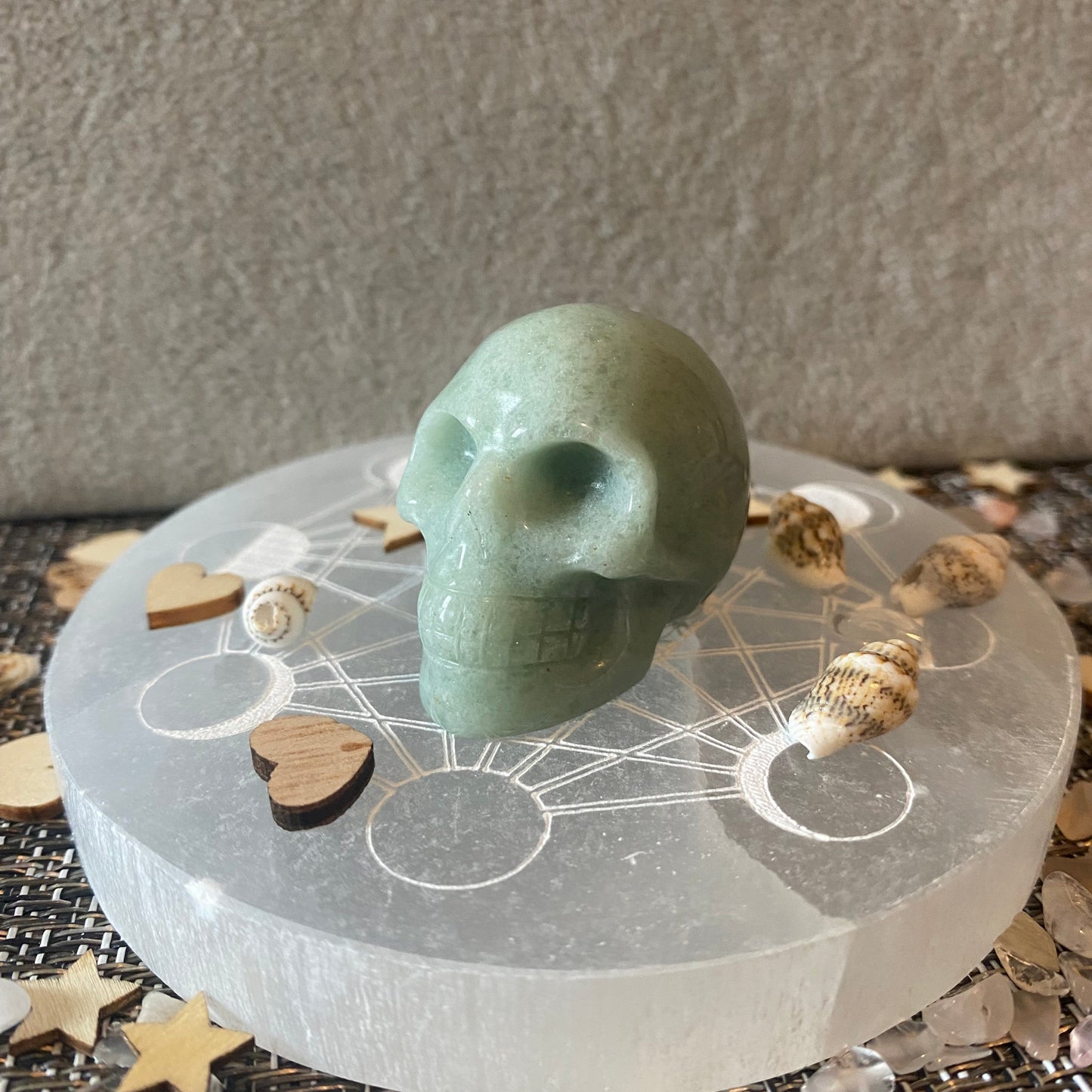 petite statuette de tête de mort en pierre naturelle aventurine verte