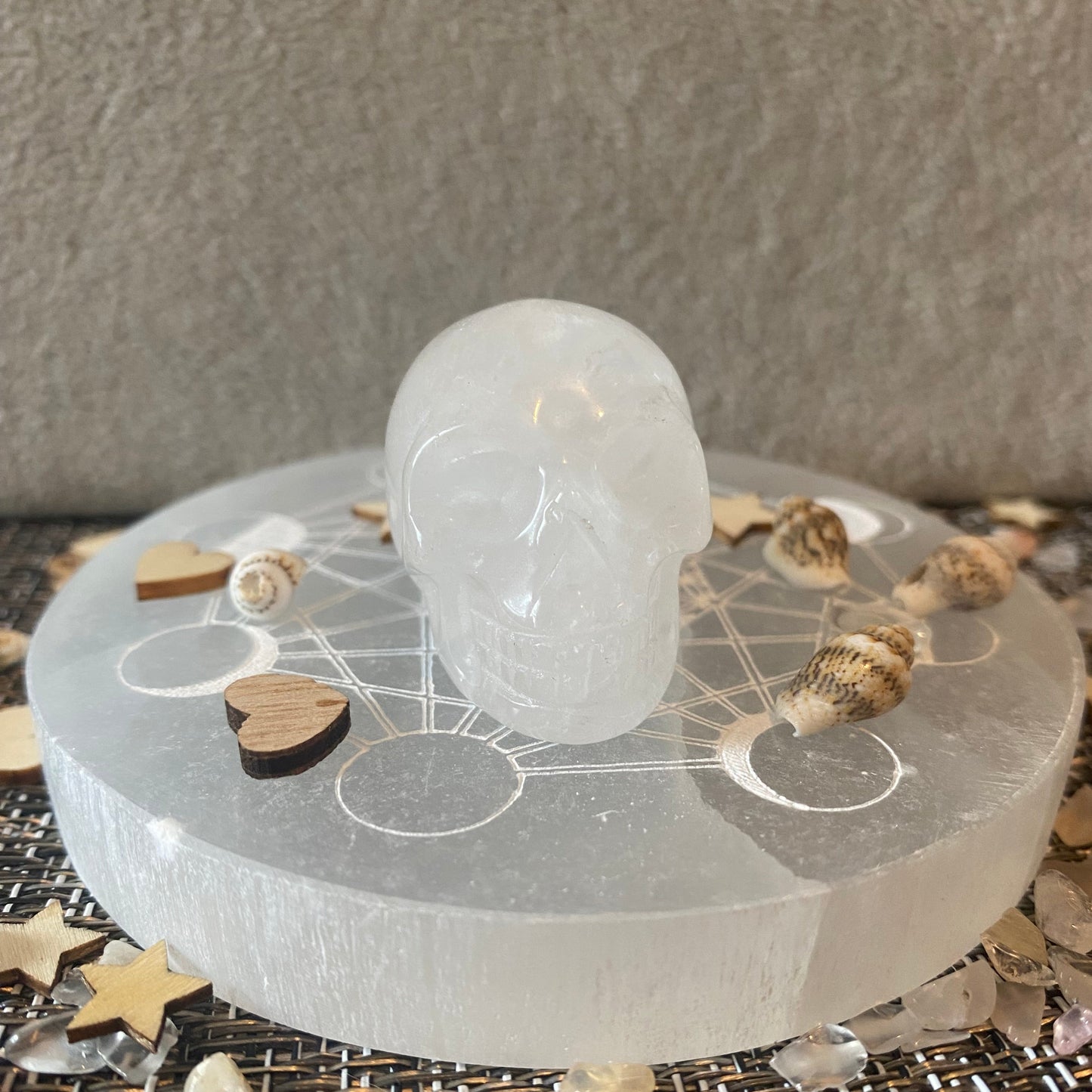 petite statuette de tête de mort en pierre naturelle cristal de roche