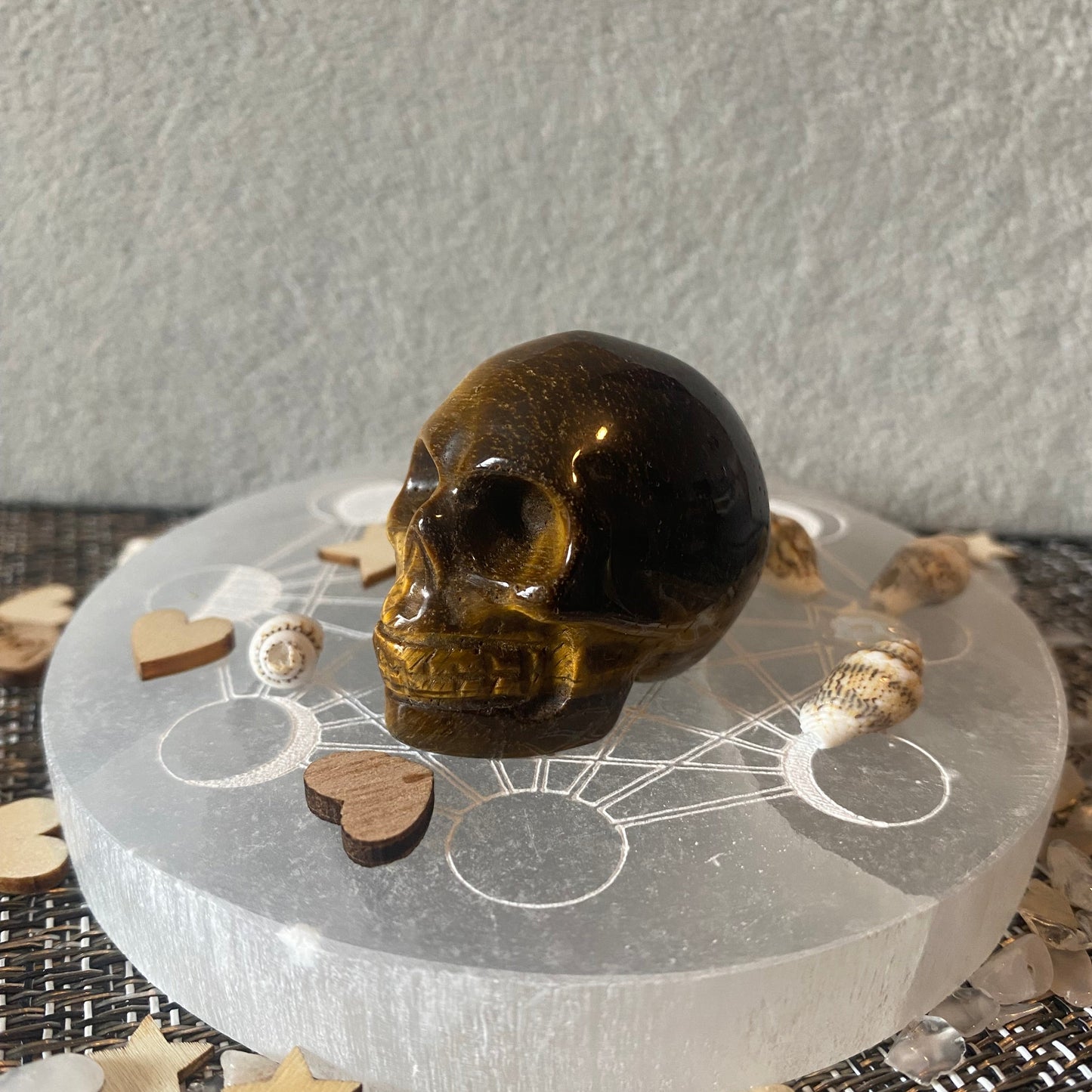 petite statuette de tête de mort en pierre naturelle œil de tigre