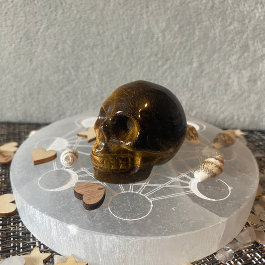 petite statuette de tête de mort en pierre naturelle œil de tigre