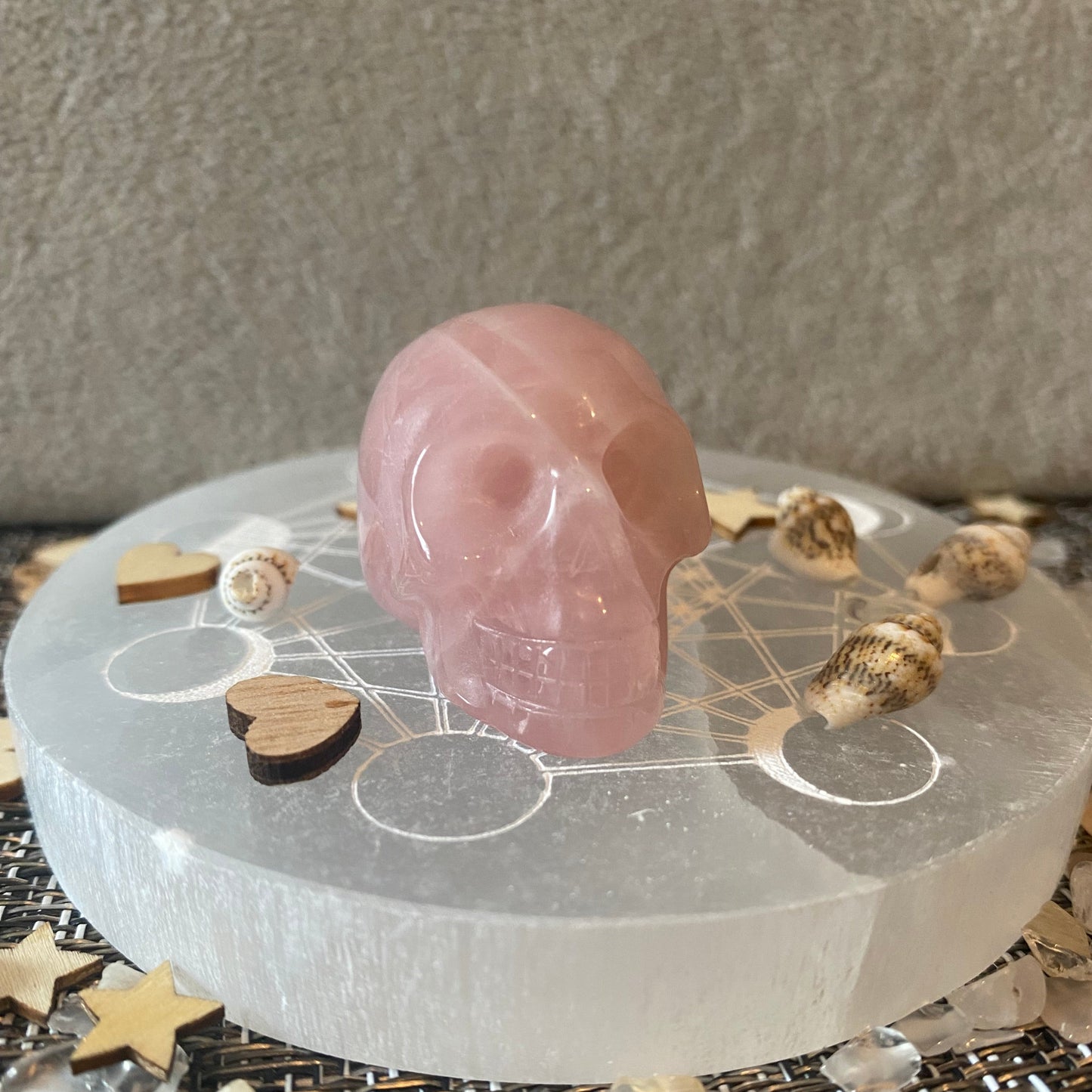 petite statuette de tête de mort en pierre naturelle quartz rose