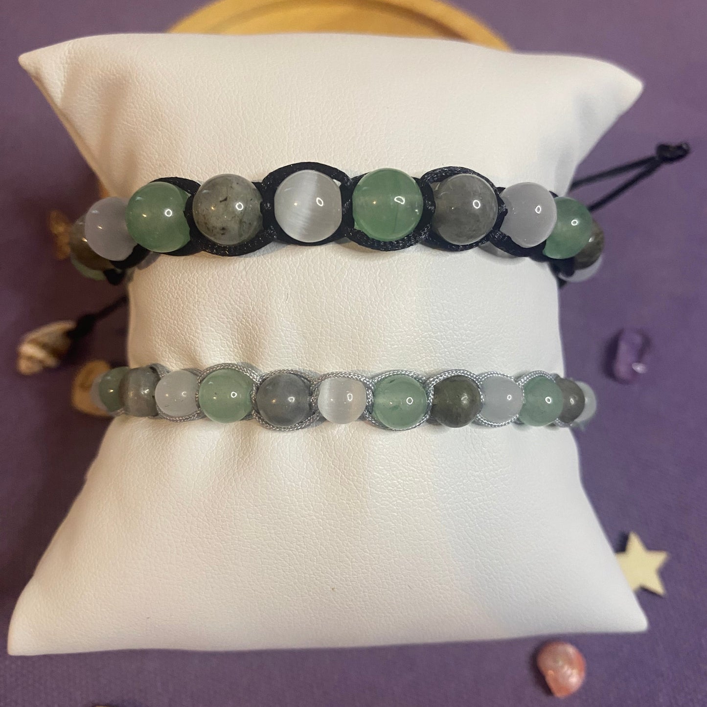 Ce duo de bracelets est bien plus qu’un simple accessoire : c’est un symbole de complicité et de protection mutuelle. Parfait pour partager un lien significatif et énergétique au quotidien, il est idéal pour renforcer la connexion unique entre un père et son enfant.