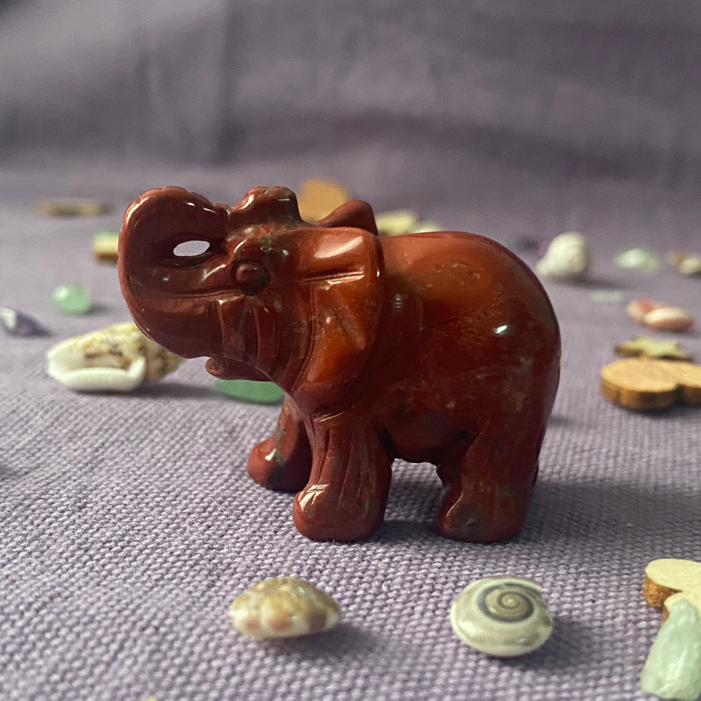 petit éléphant en jaspe rouge
