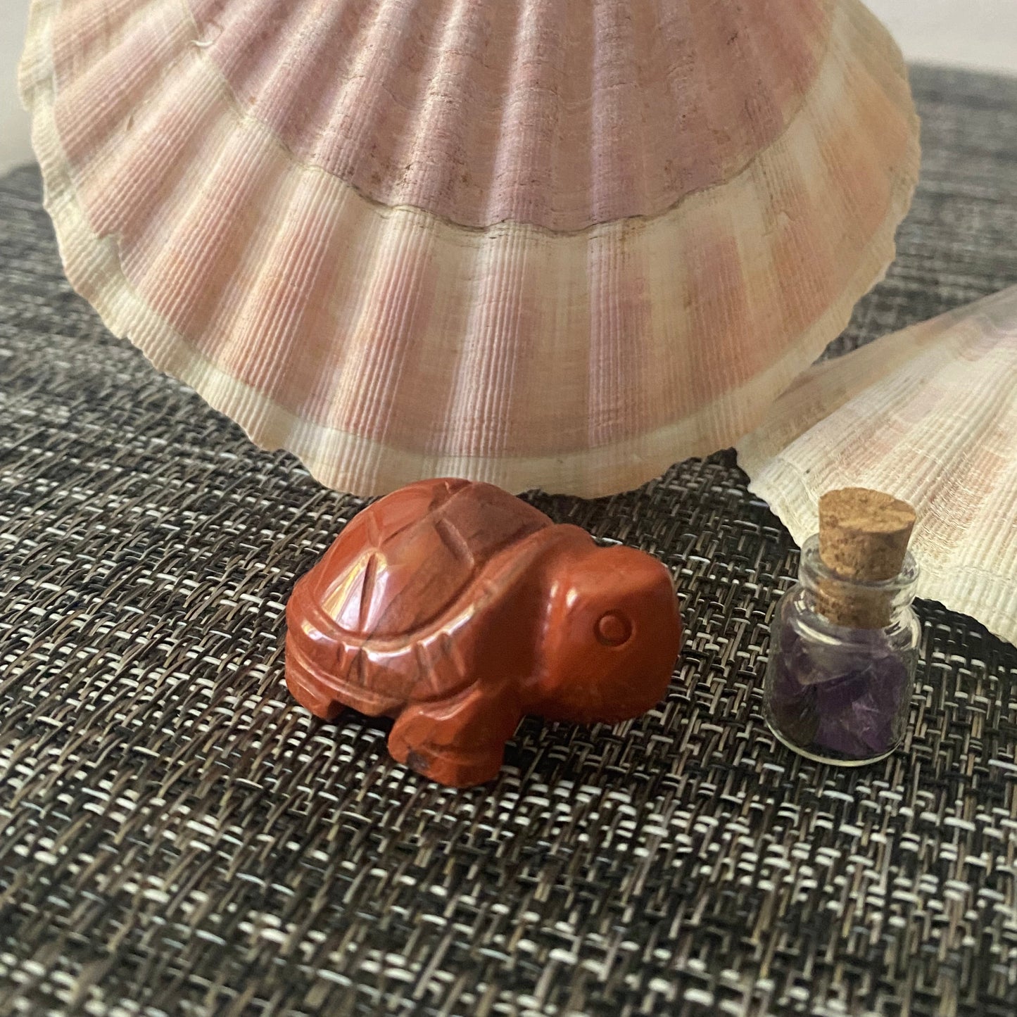petite tortue en jaspe rouge