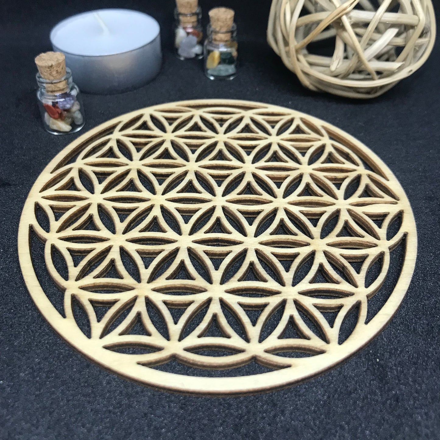 fleur de vie de diametre de 10 cm peut servir pour recharger vos pierres naturelles ou comme décoration