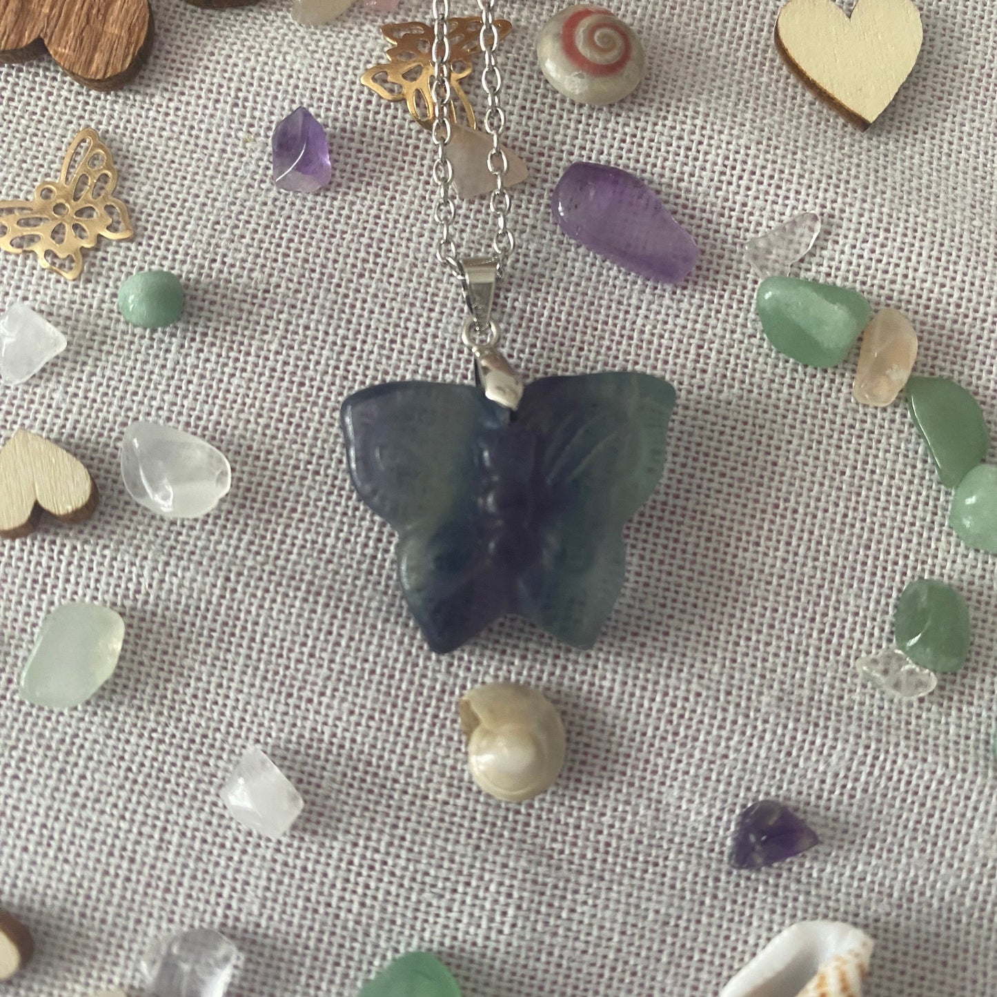 adorable pendentif papillon en fluorite arc en ciel