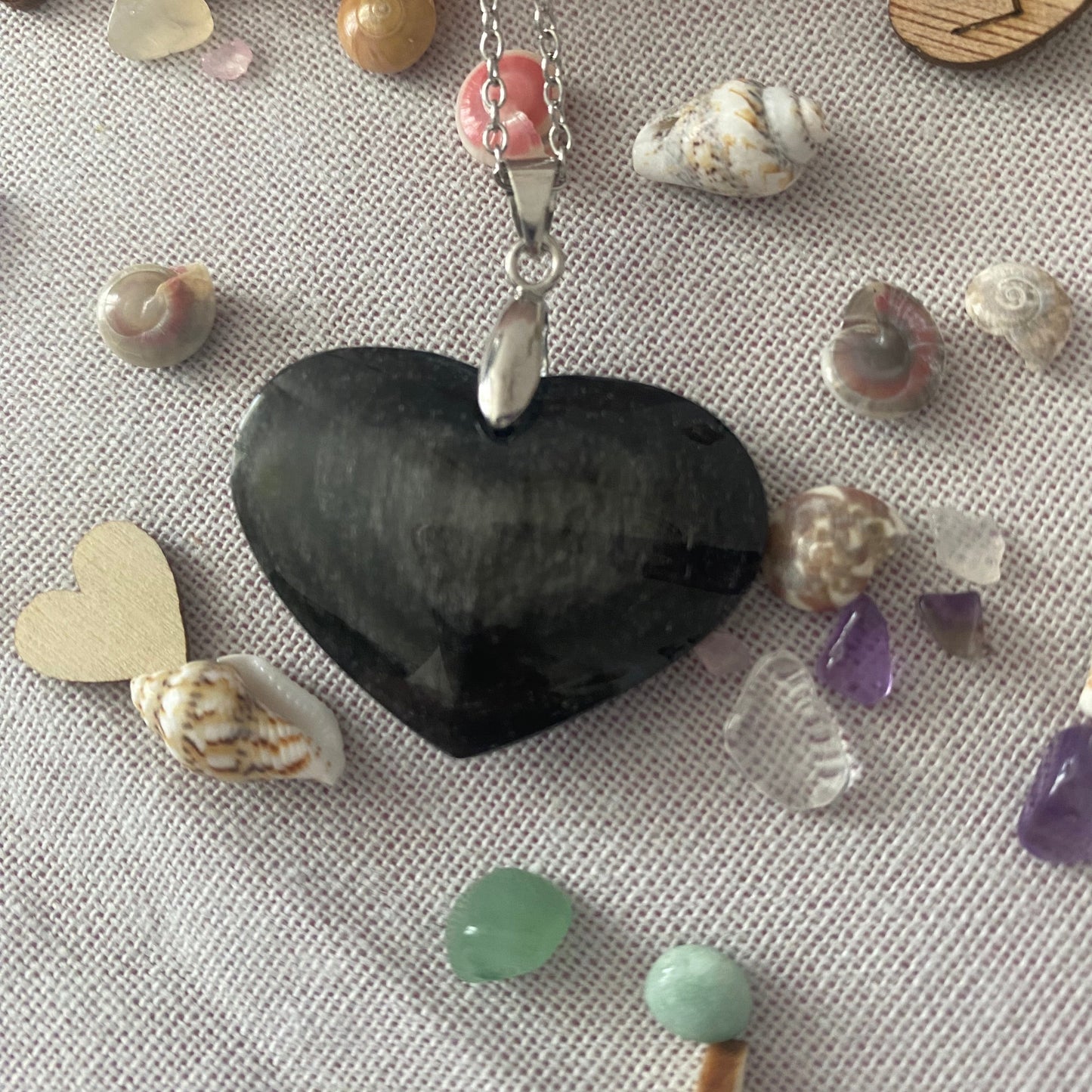 magnifique pendentif en forme de coeur en obsidienne dorée