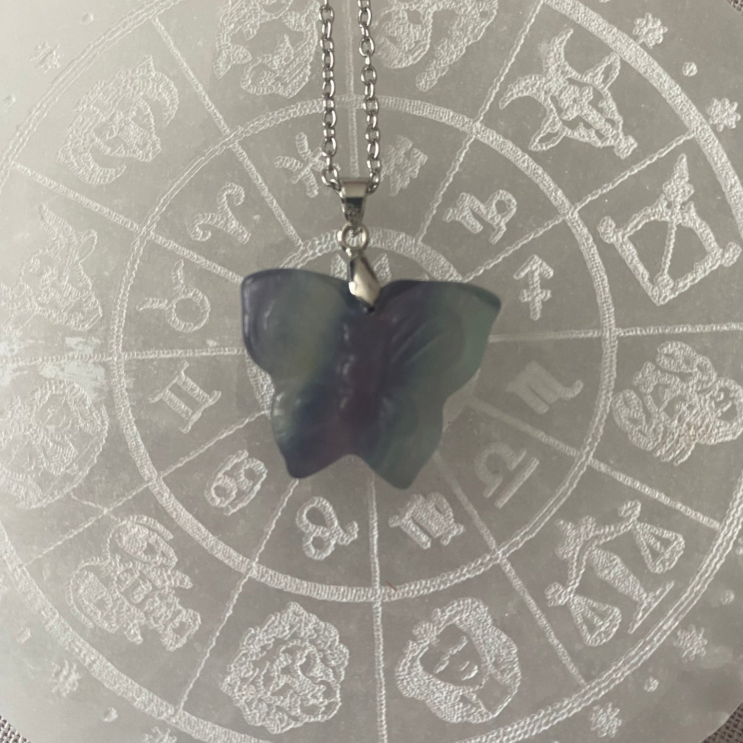 adorable pendentif papillon en fluorite arc en ciel
