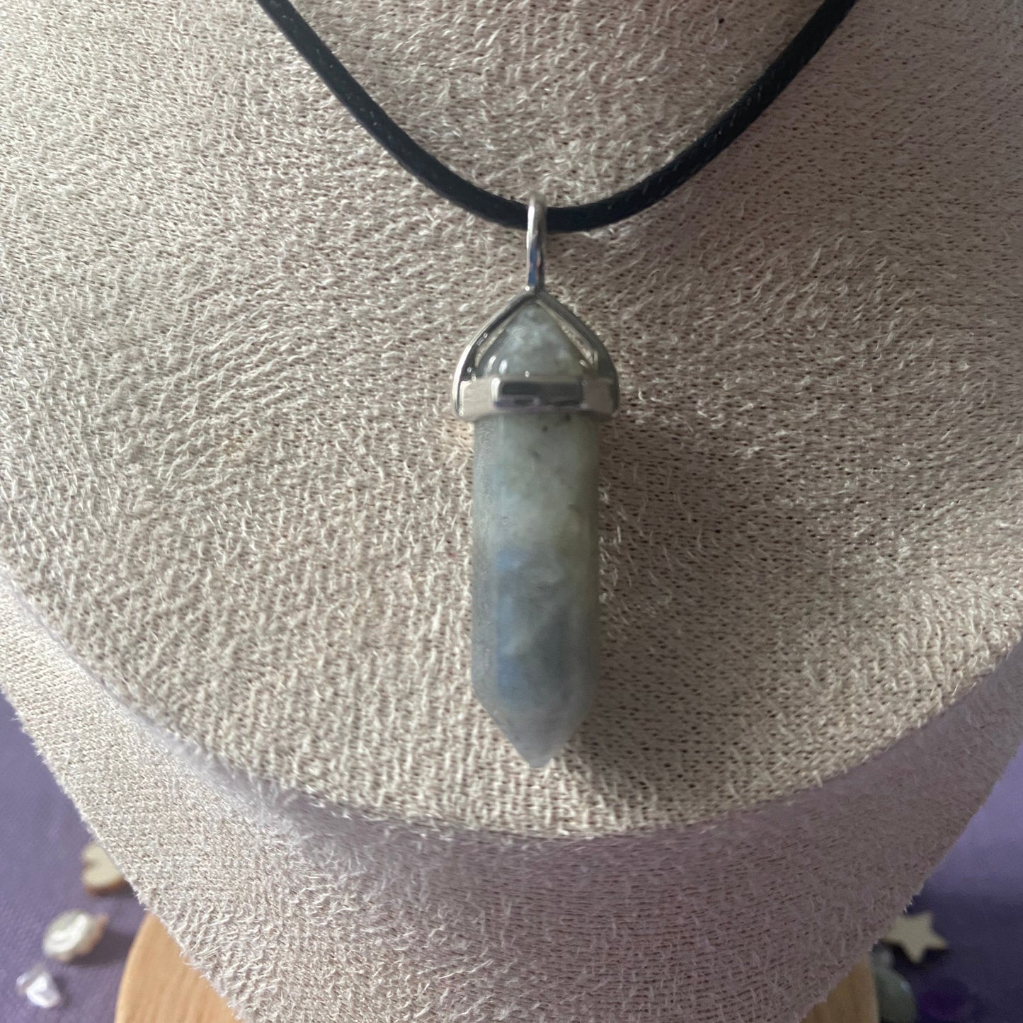 pendentif en forme de pointe en labradorite blanche