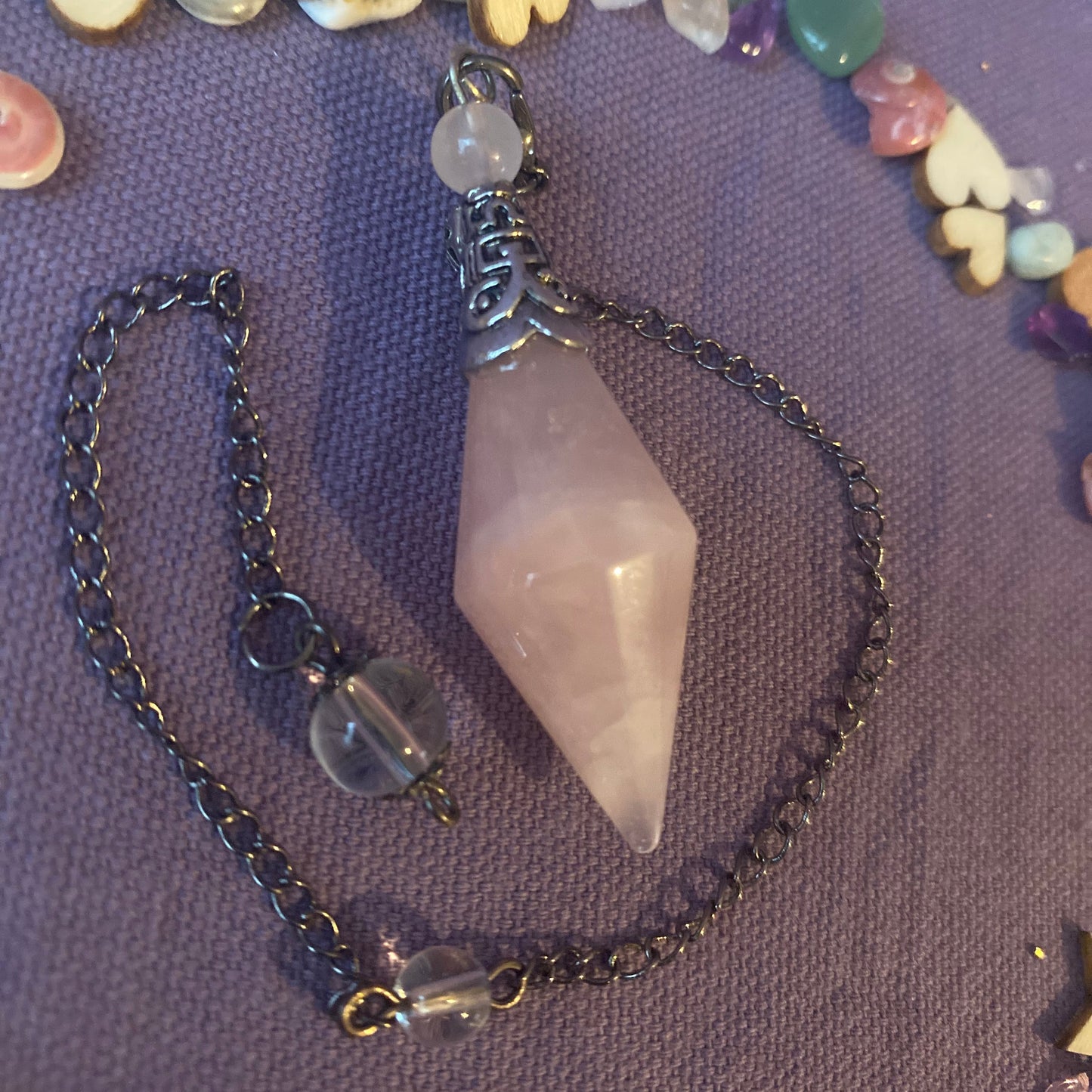 pendule divinatoire en forme de losange en quartz rose