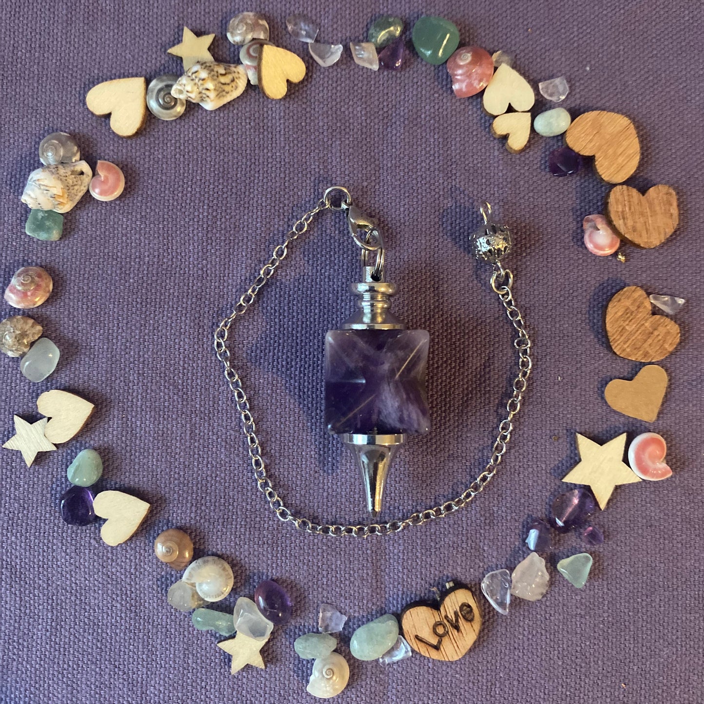 pendule divinatoire en améthyste en forme de merkaba