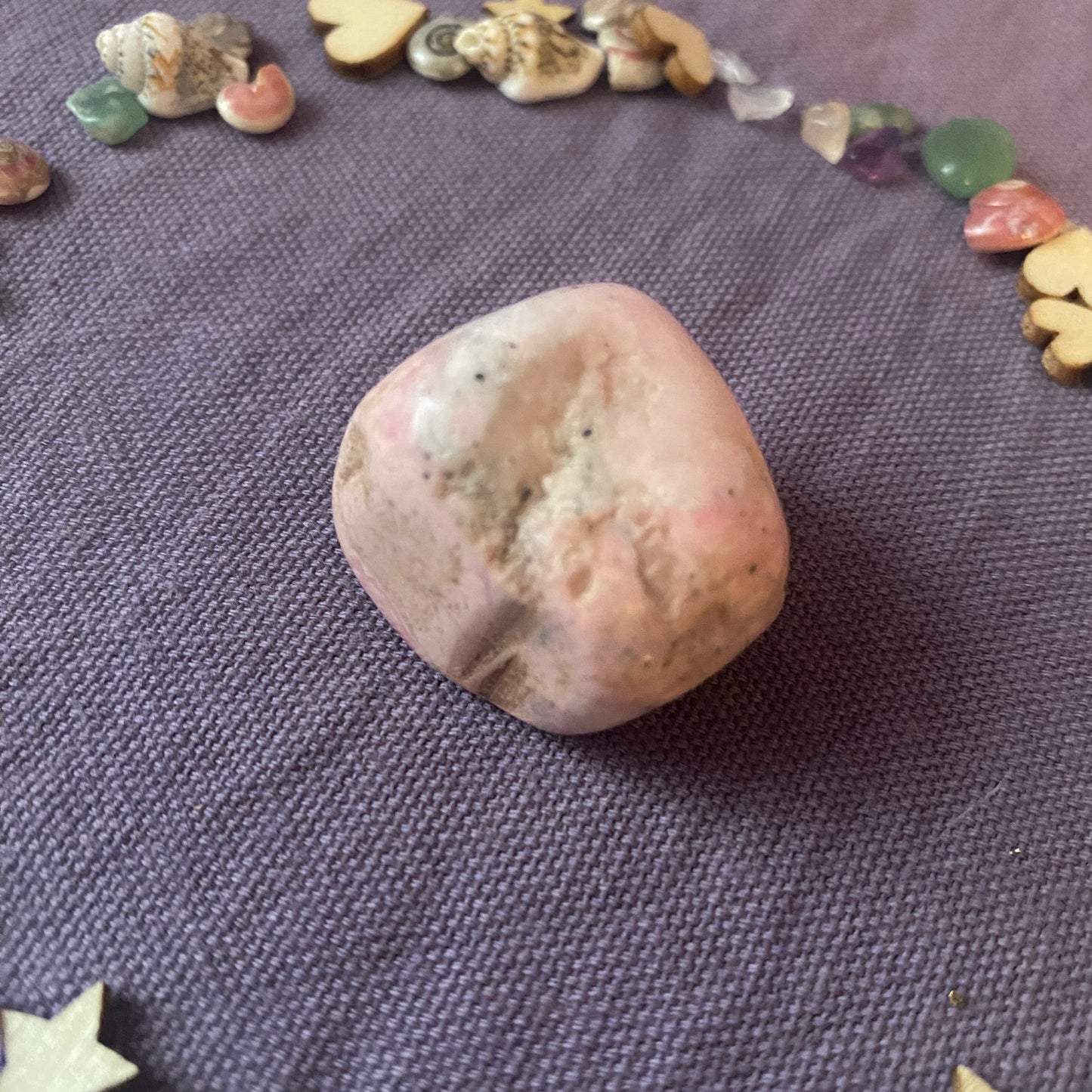 pierre roulée rhodonite