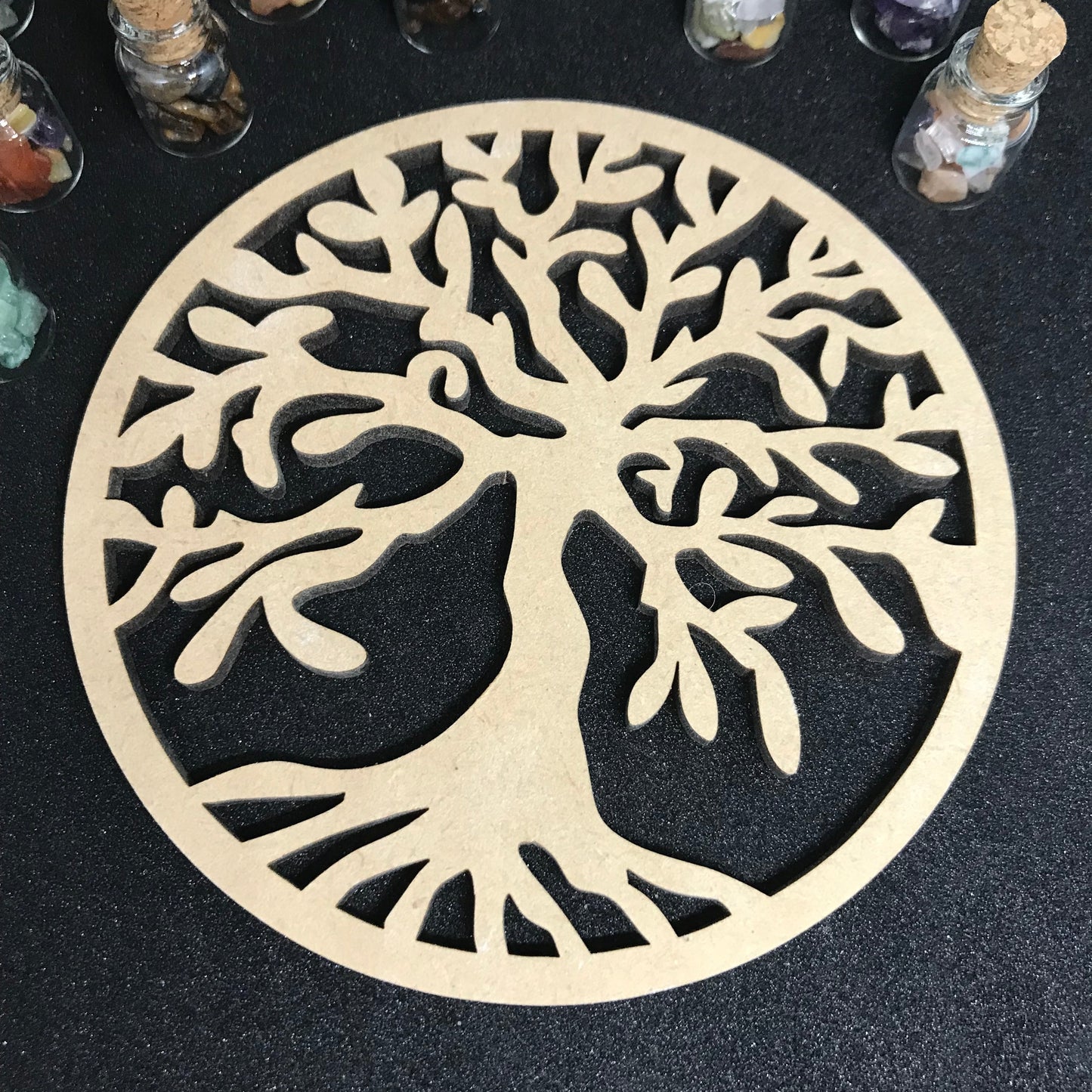 Très jolie plaque en bois gravée Arbre de Vie de 10cm de diamètre et de 4mm d’épaisseur. 